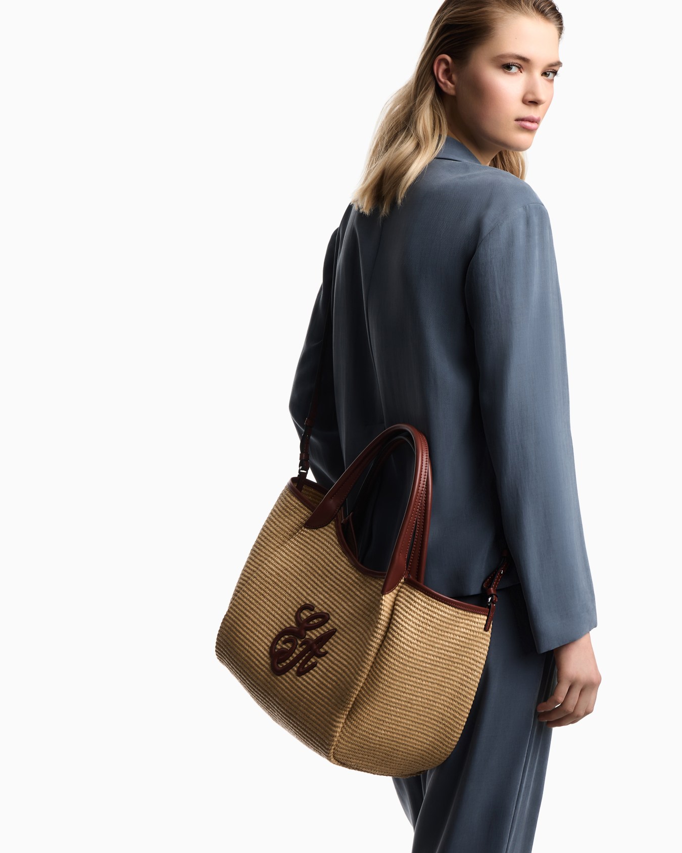 Woven straw medium shopper bag with EA logo Slide 6