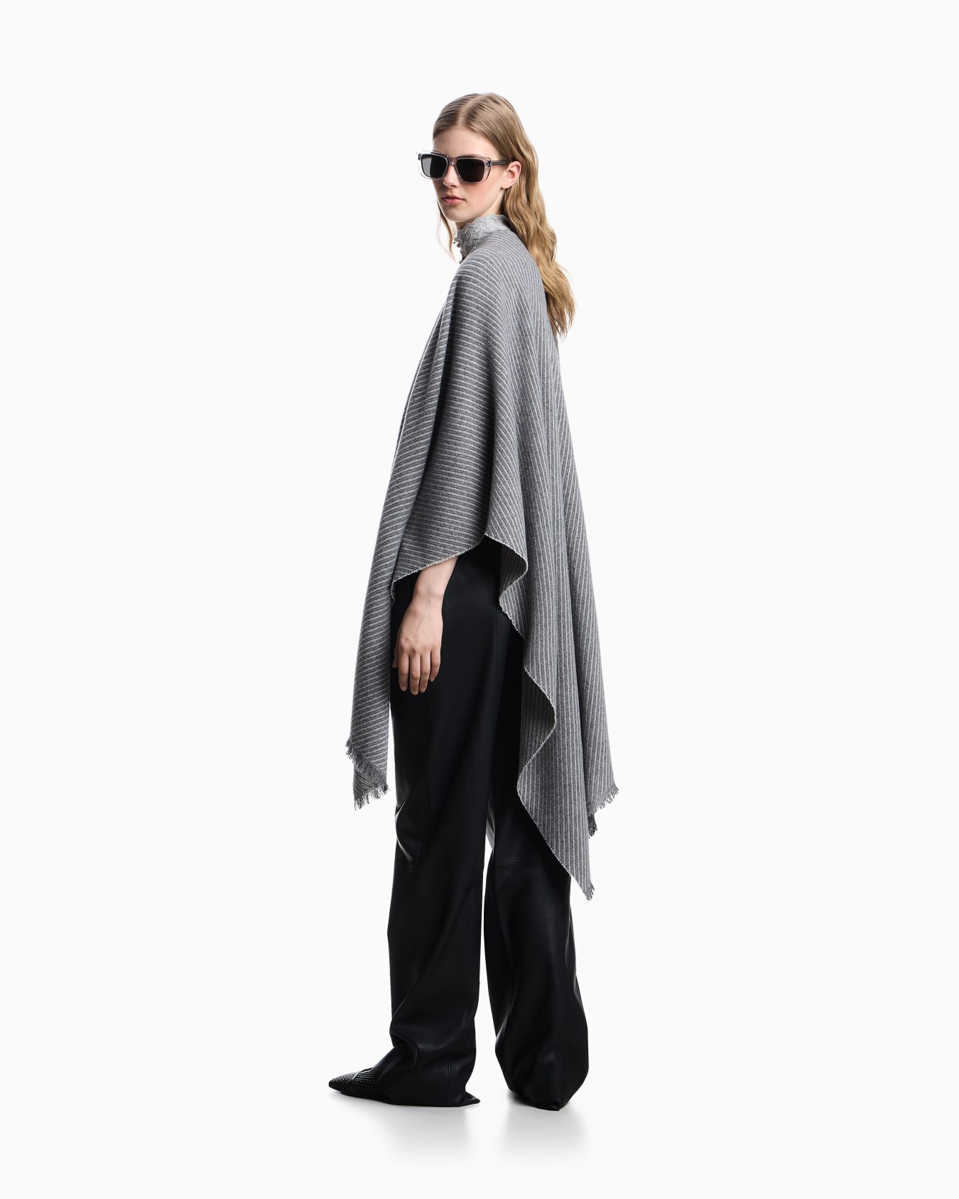 Two-toned wool cape Slide 2