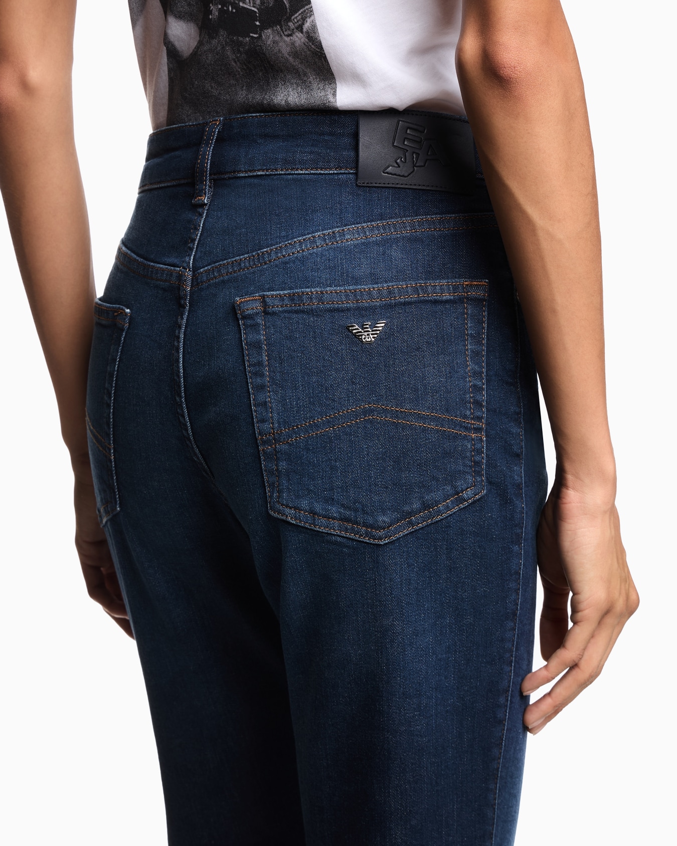 Jean J36 taille moyenne et jambe droite en denim effet usé Diapositive 4