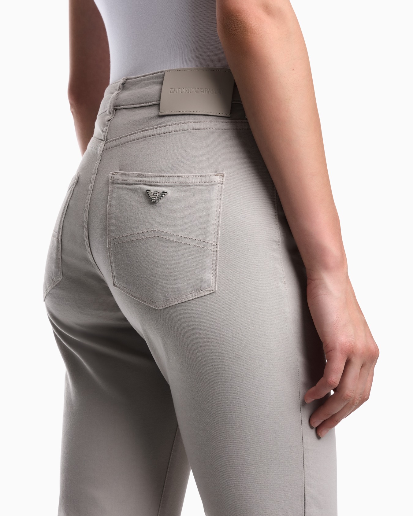 Pantalon J18 taille mi-haute et jambe skinny en tissu confortable teint en pièce Diapositive 4
