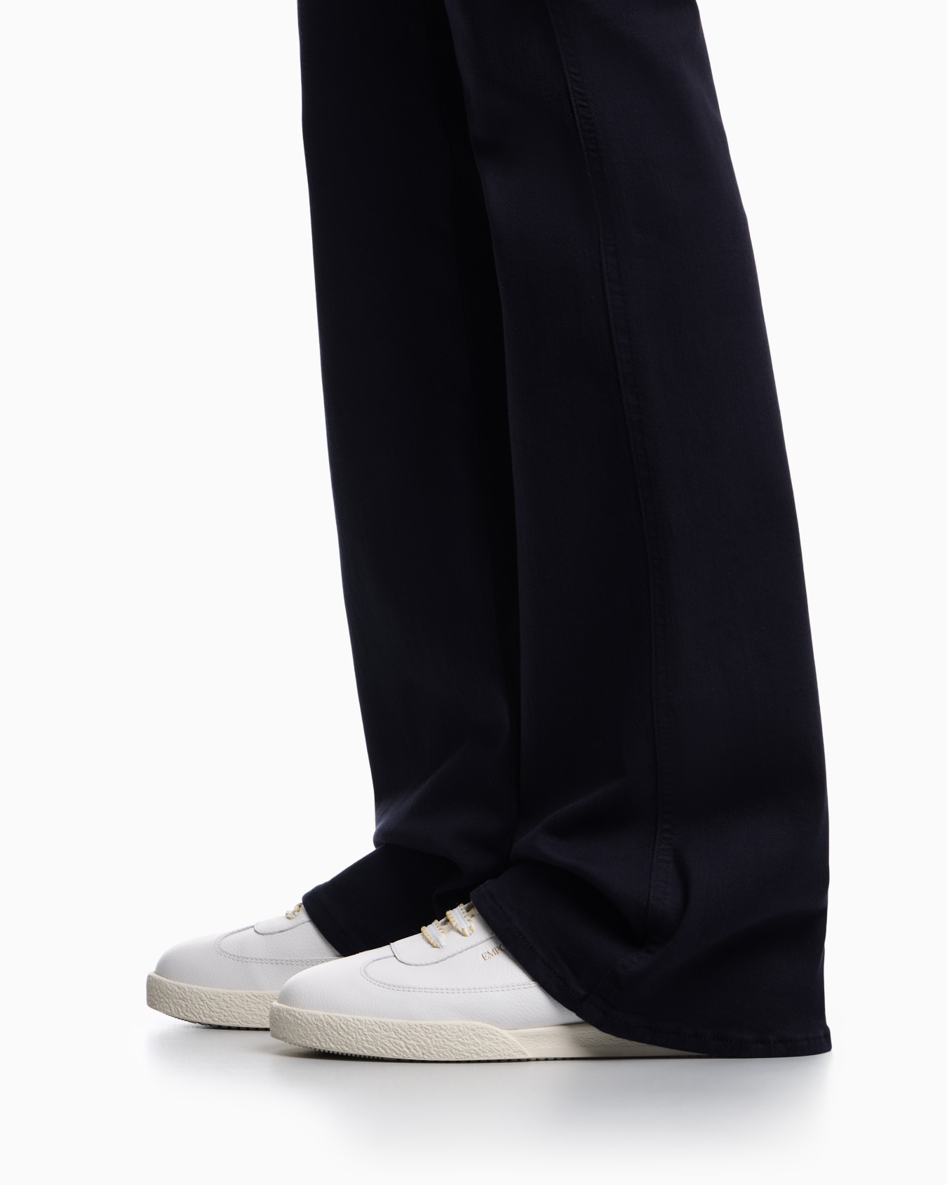 J9D mid-rise jeans with a flared hem in a garment-dyed viscose blend Slide 4