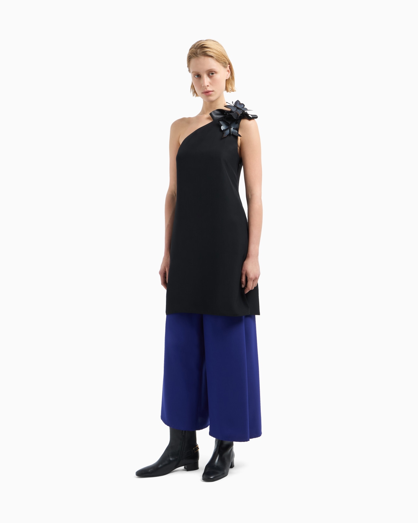 Butterfly one-shoulder dress in a fluid technical fabric with an oversized bow and brooches Slide 4