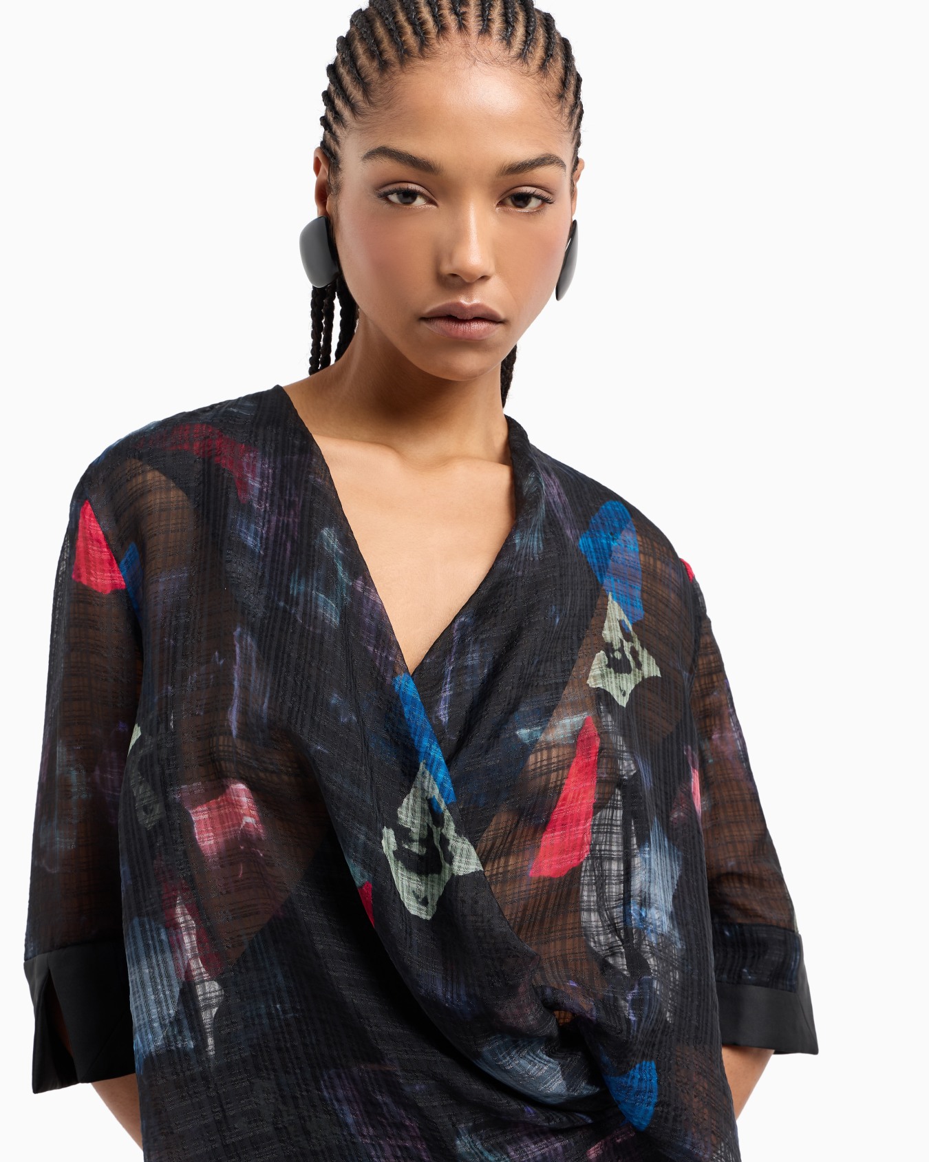 Silk blouse with torchon with micro check motif and abstract print Slide 5