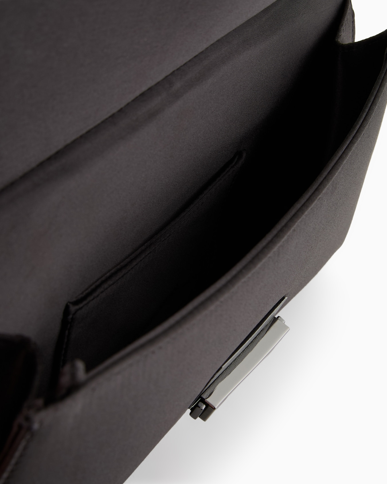 Bolso de mano con bandolera de cadena en satén Diapositiva 3