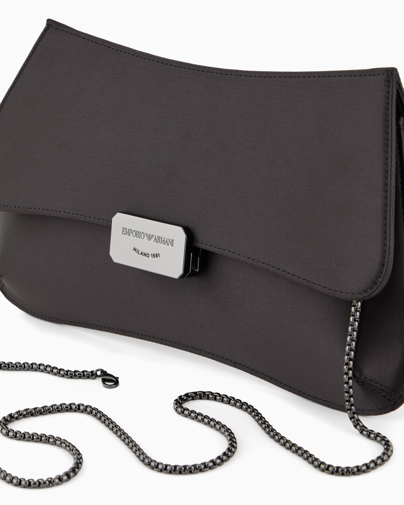 Pochette con tracolla a catena in satin Slide 4