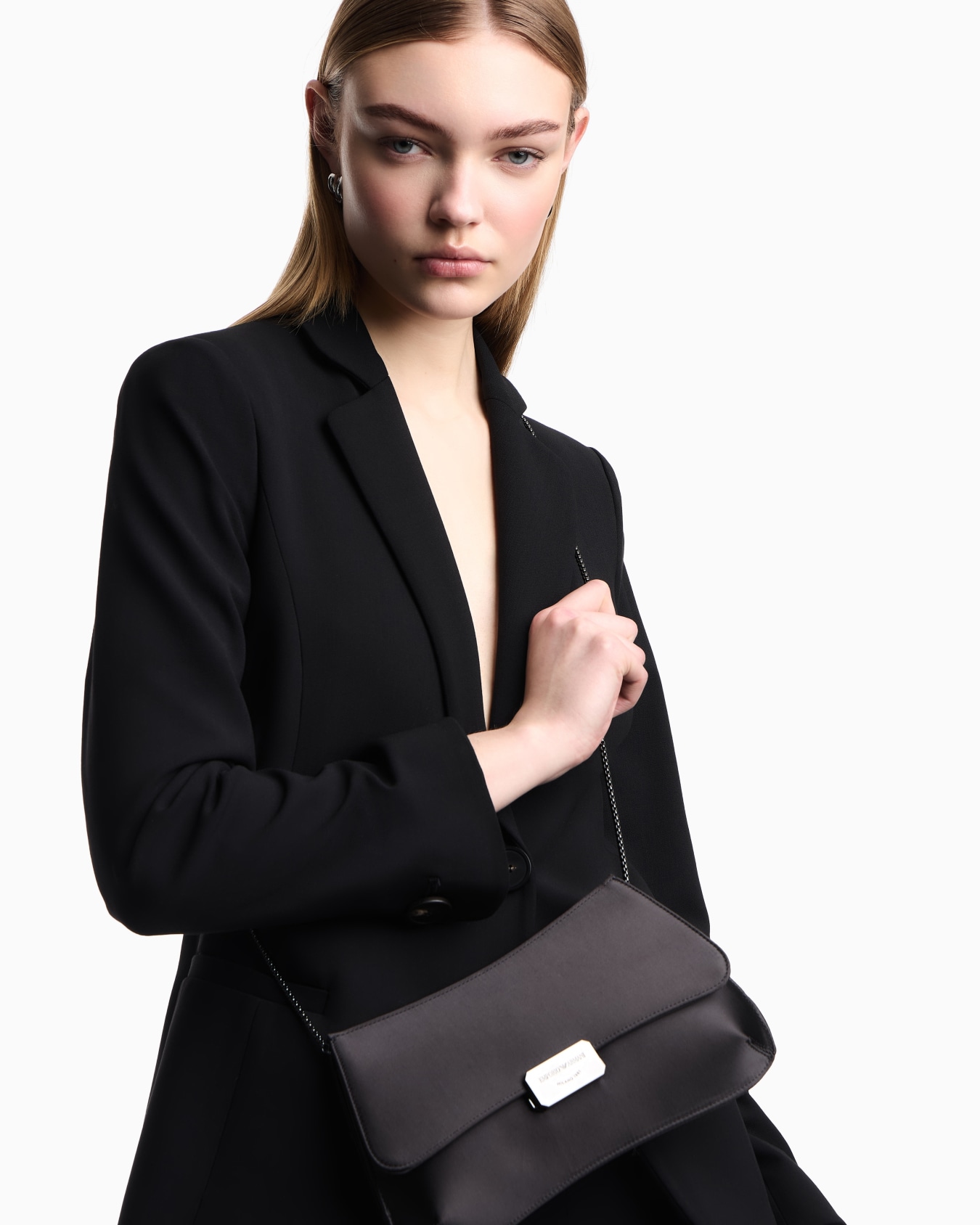 Satin clutch bag with chain strap Slide 5