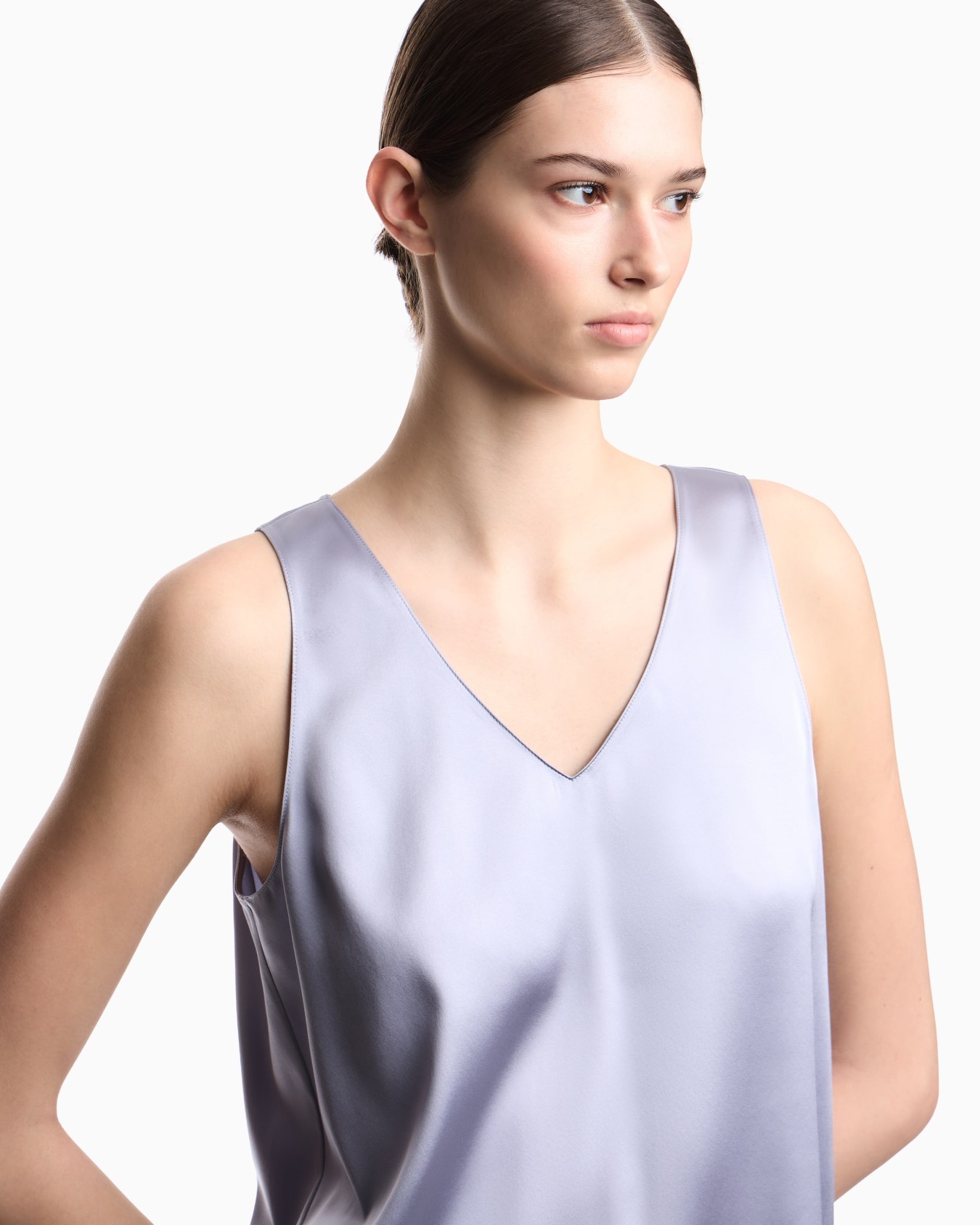 Top con cuello de pico de raso de seda Diapositiva 4