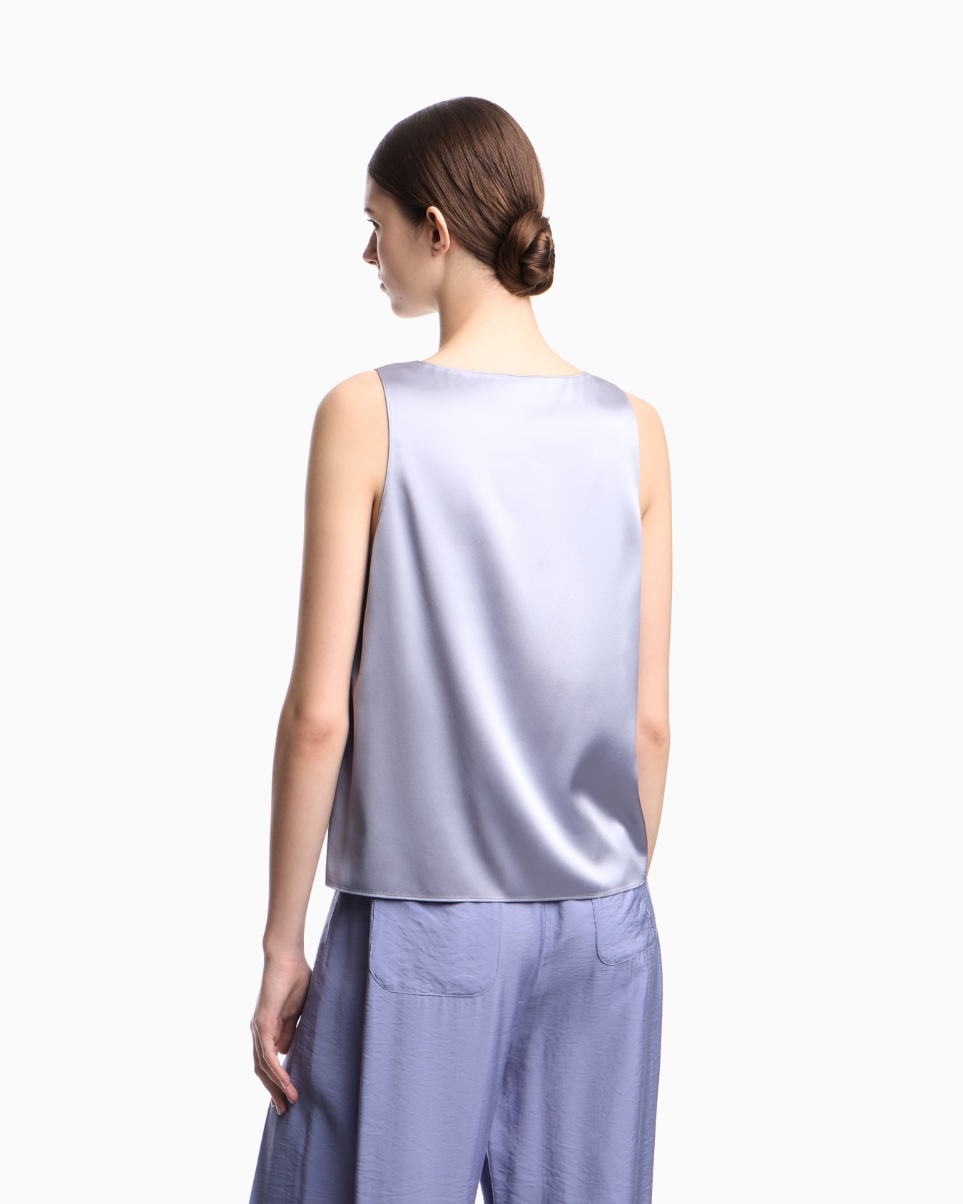 Top con cuello de pico de raso de seda Diapositiva 2