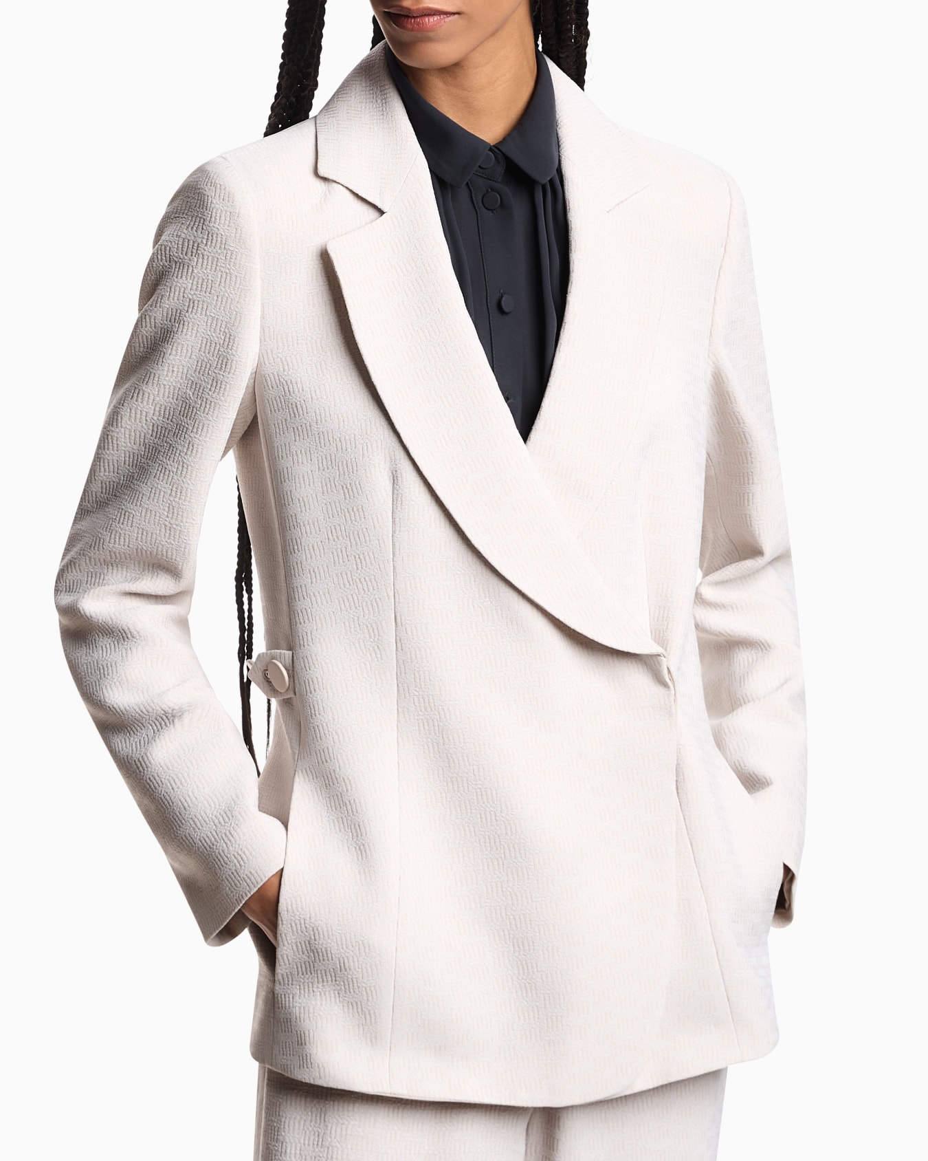 Blazer de tejido fluido texturizado Icon Diapositiva 4