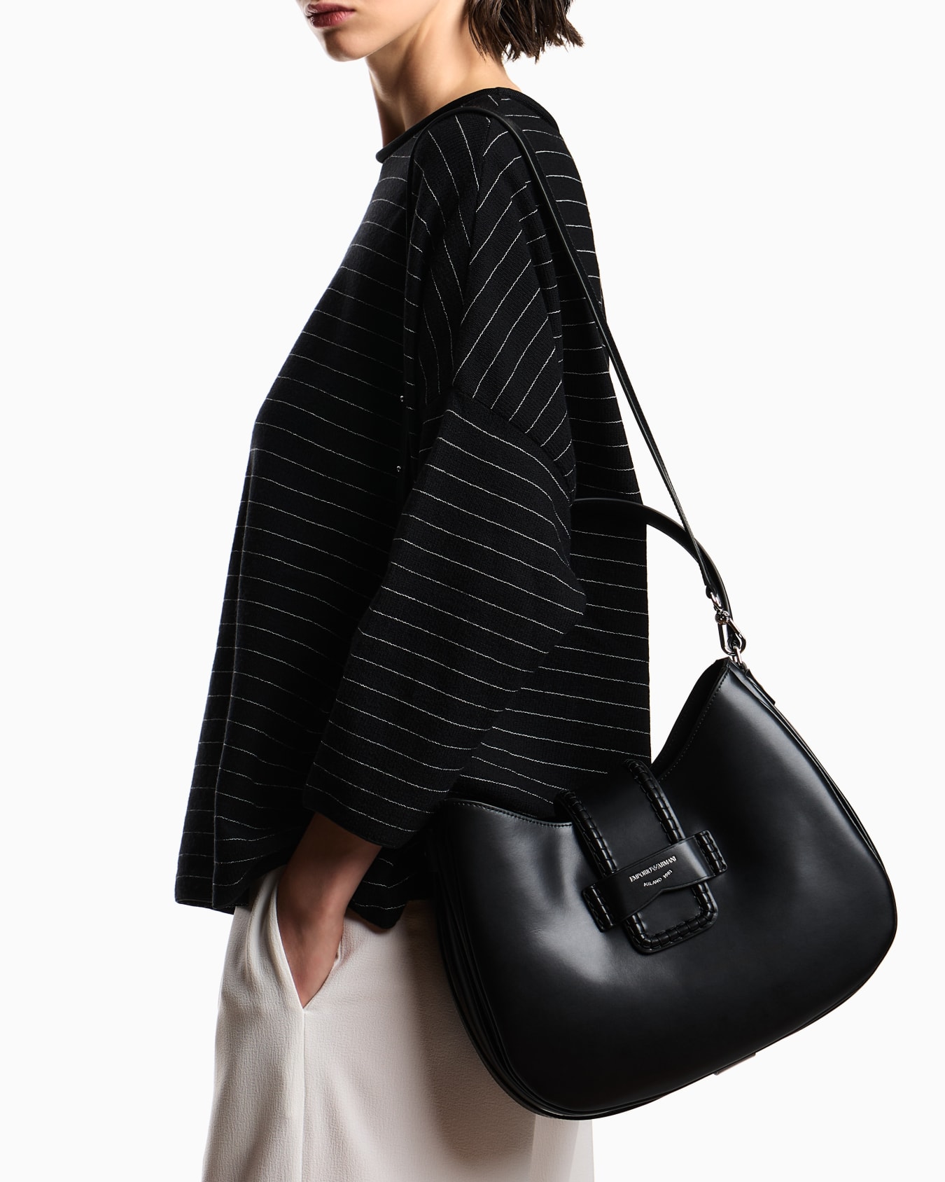 Leather medium hobo shoulder bag with buckle Slide 6