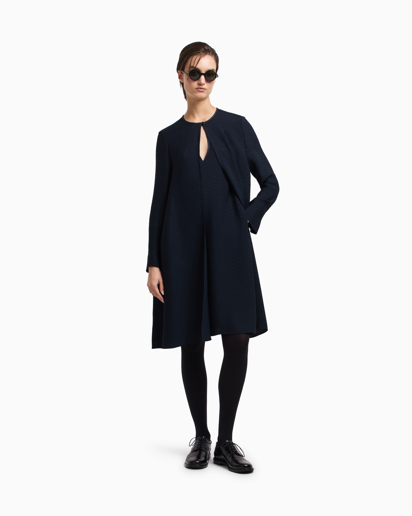 Icon Kleid mit Gürtel, gefertigt aus fließendem Webmaterial Folie 1