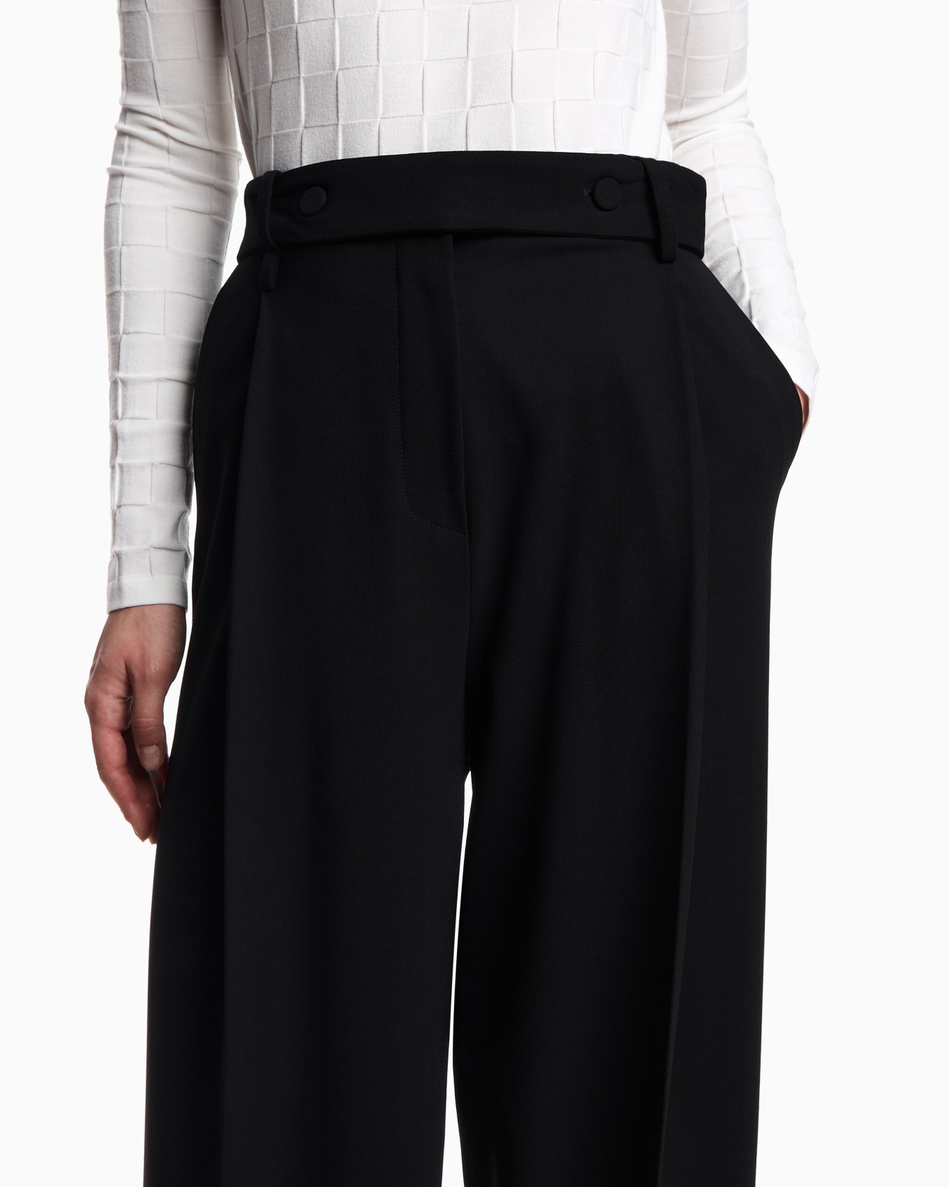 Hose mit Gürtel, gefertigt aus Grain-de-Poudre-Wolle  Folie 4