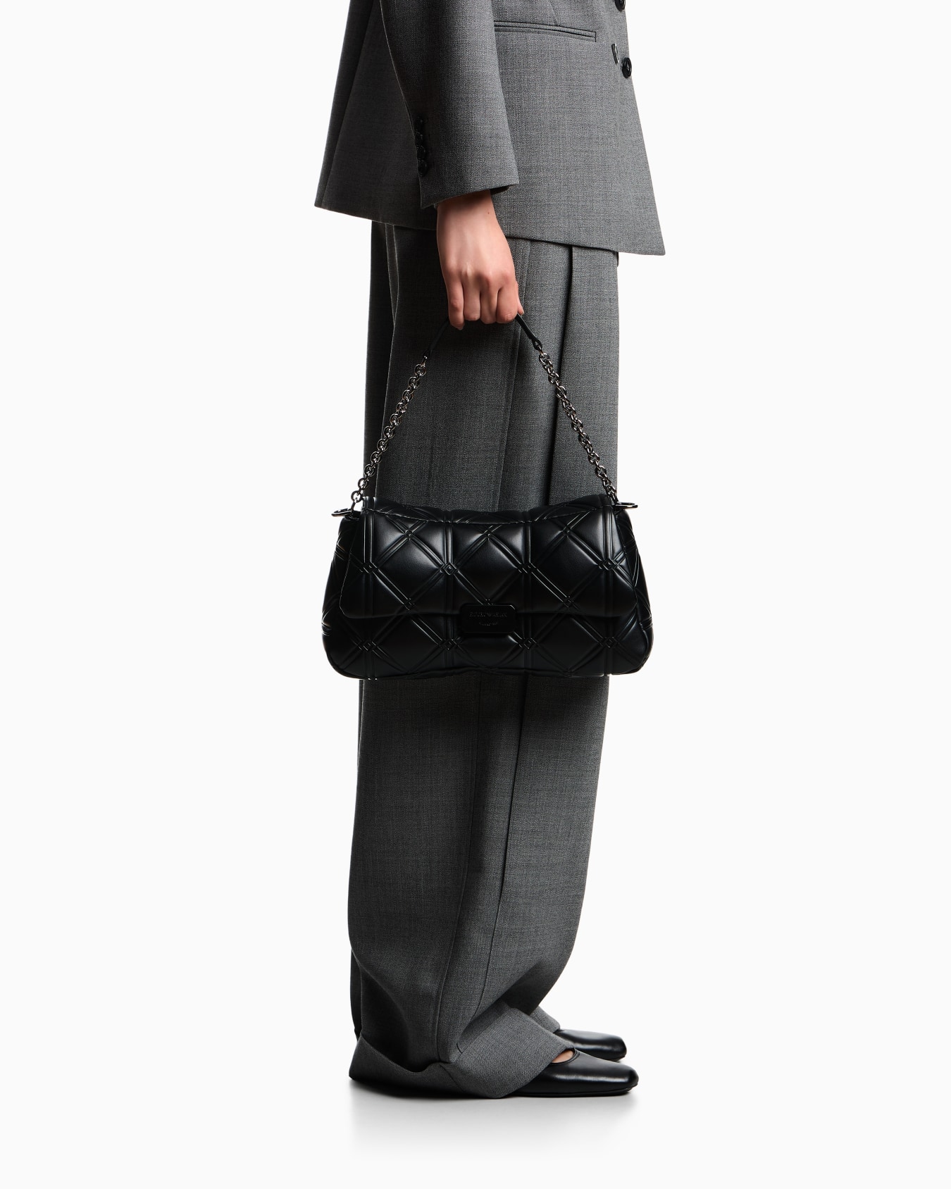 Sac à bandoulière grande taille avec effet nappa et motif en relief Diapositive 5