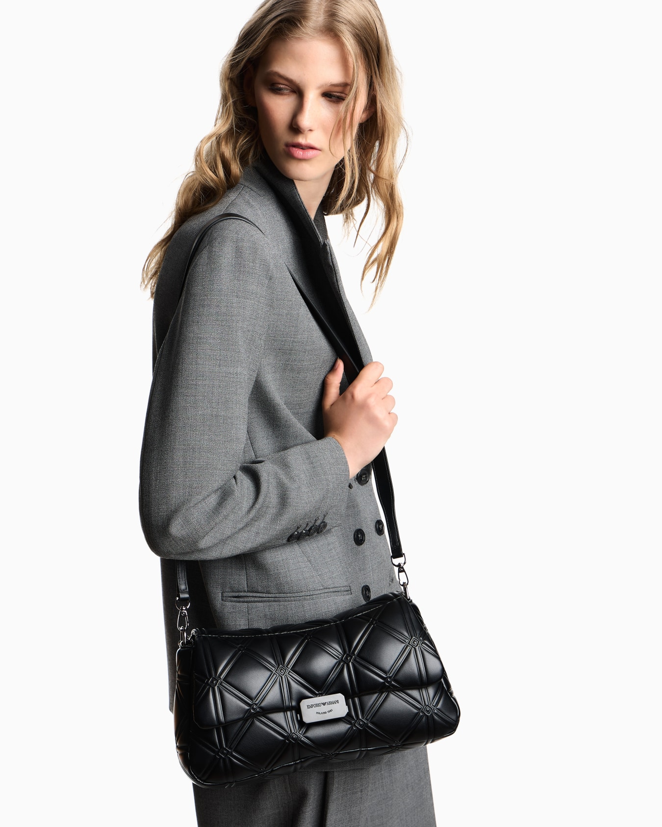 Sac à bandoulière grande taille avec effet nappa et motif en relief Diapositive 6
