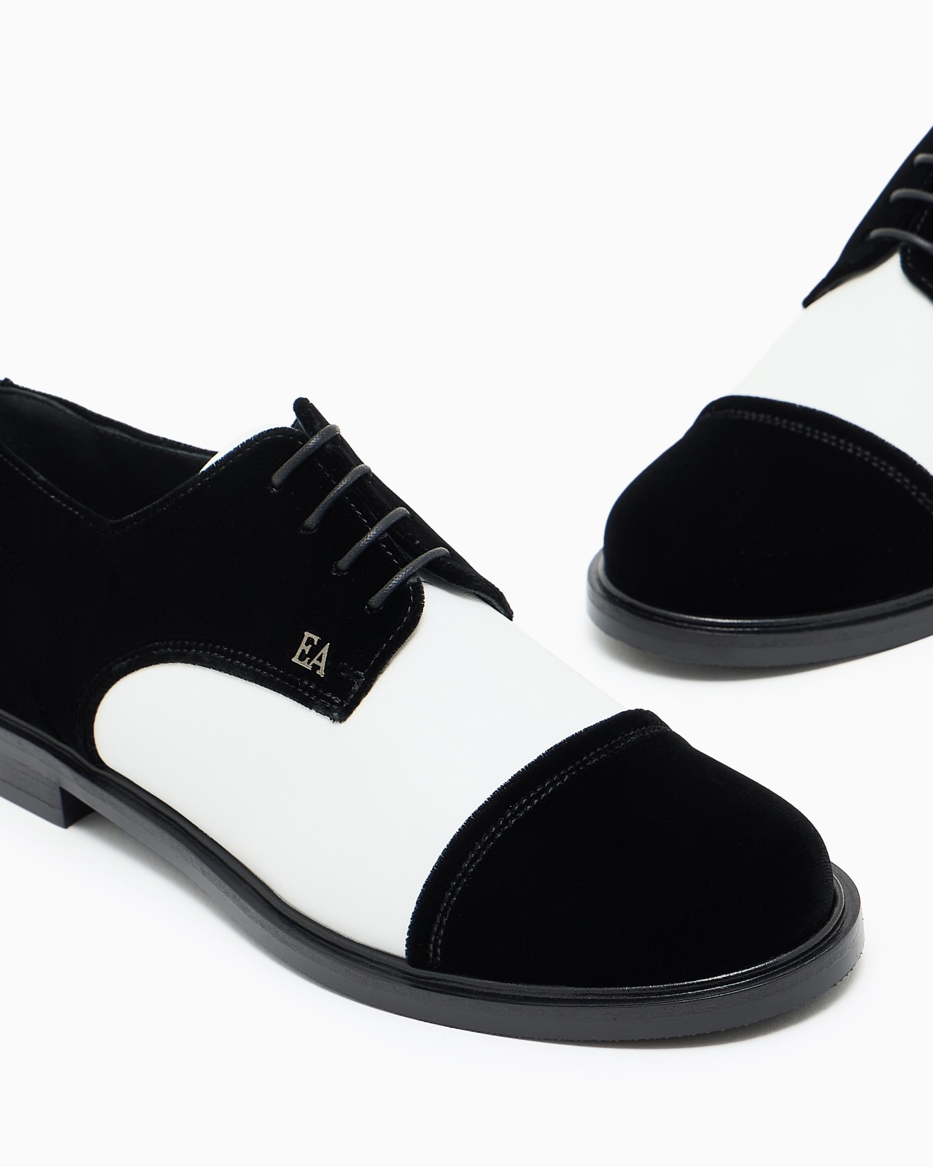 Brogues aus Samt mit Nappa-Details Folie 4