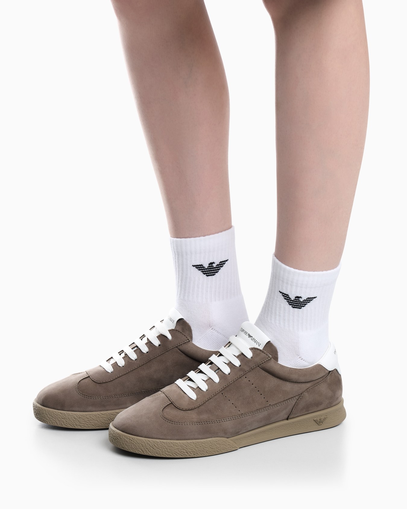 Sneakers basse in pelle e nabuk con logo a rilievo Slide 6