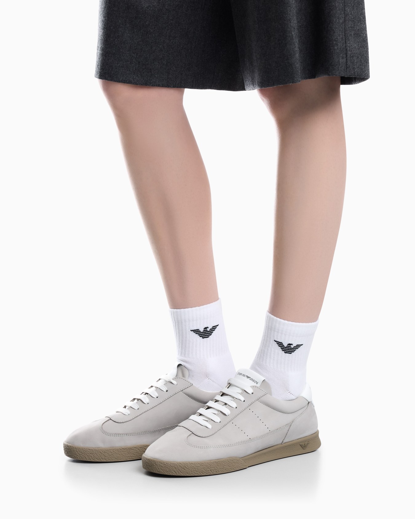 Sneakers basse in pelle e nabuk con logo a rilievo Slide 6