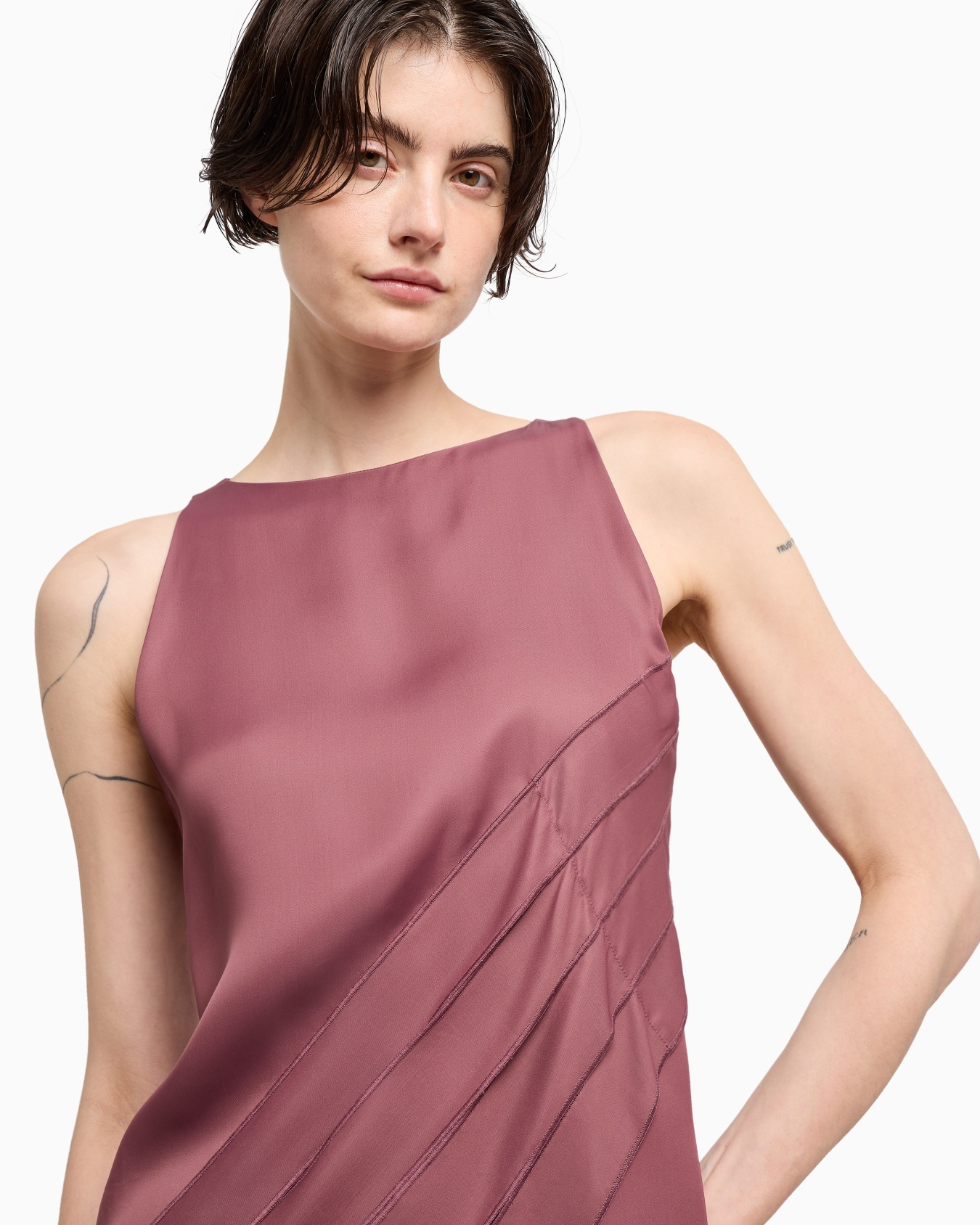Vestido de satén con detalle de flecos cápsula Polygon Diapositiva 4