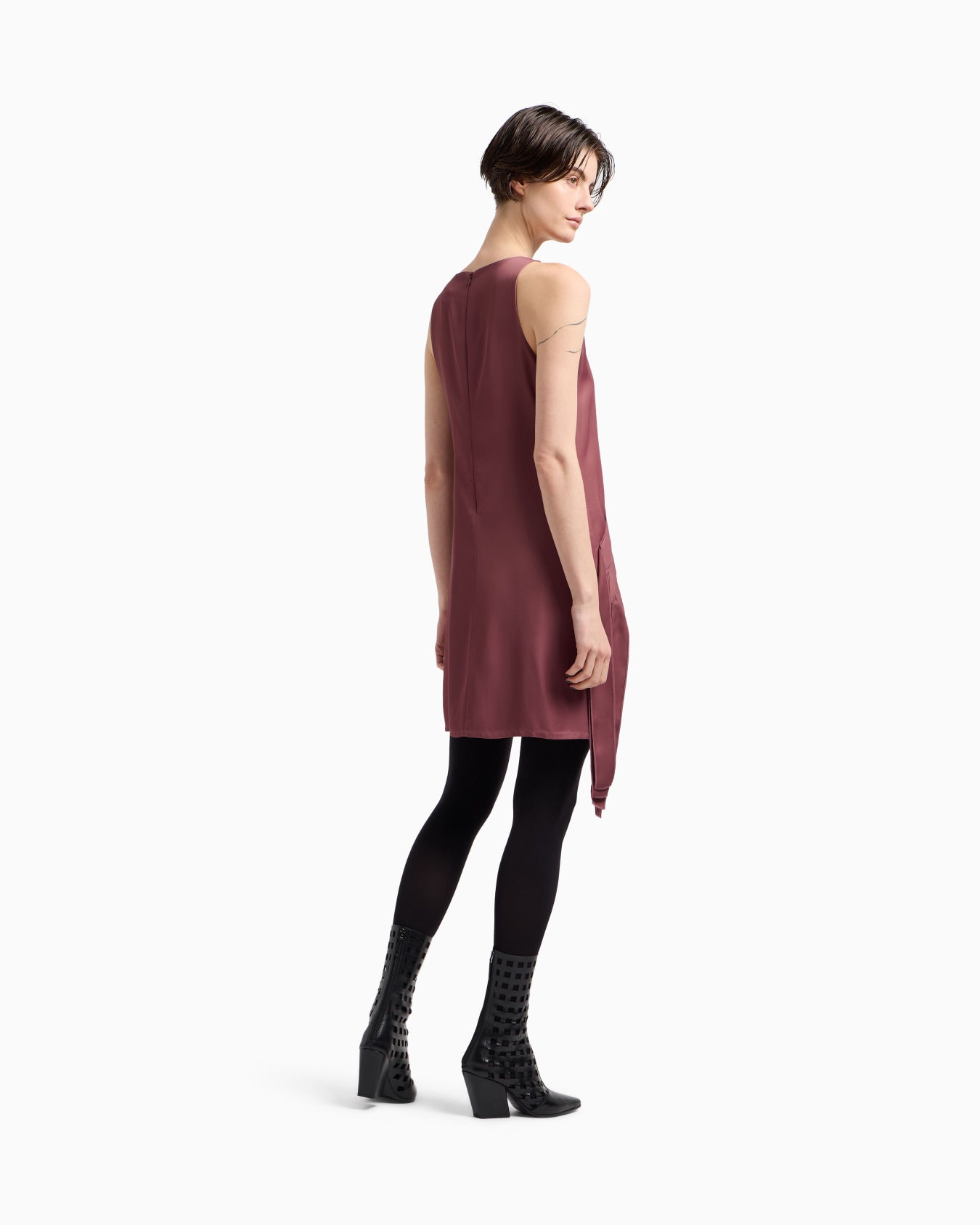 Vestido de satén con detalle de flecos cápsula Polygon Diapositiva 2