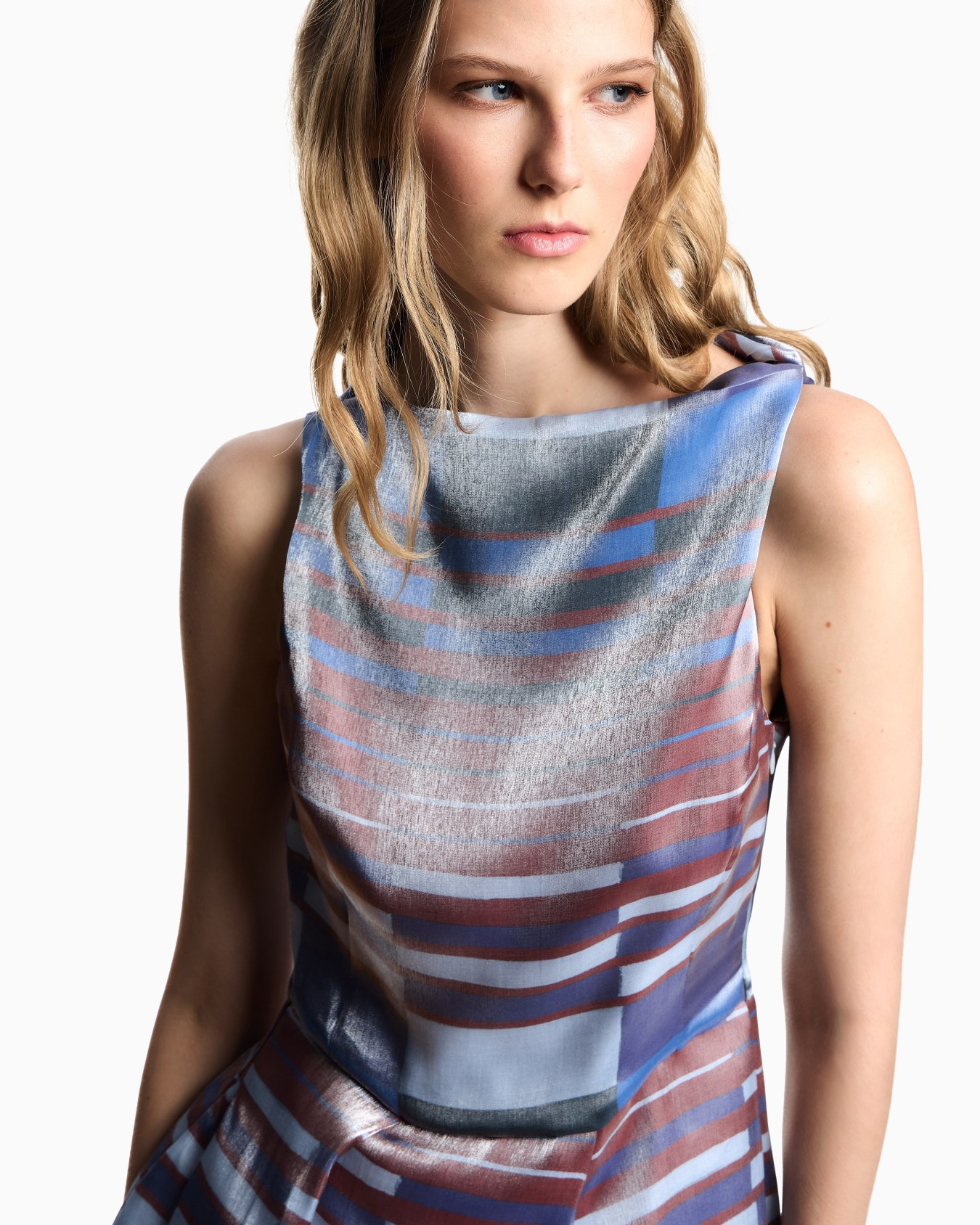 Technical cady sleeveless dress with pleats Slide 3
