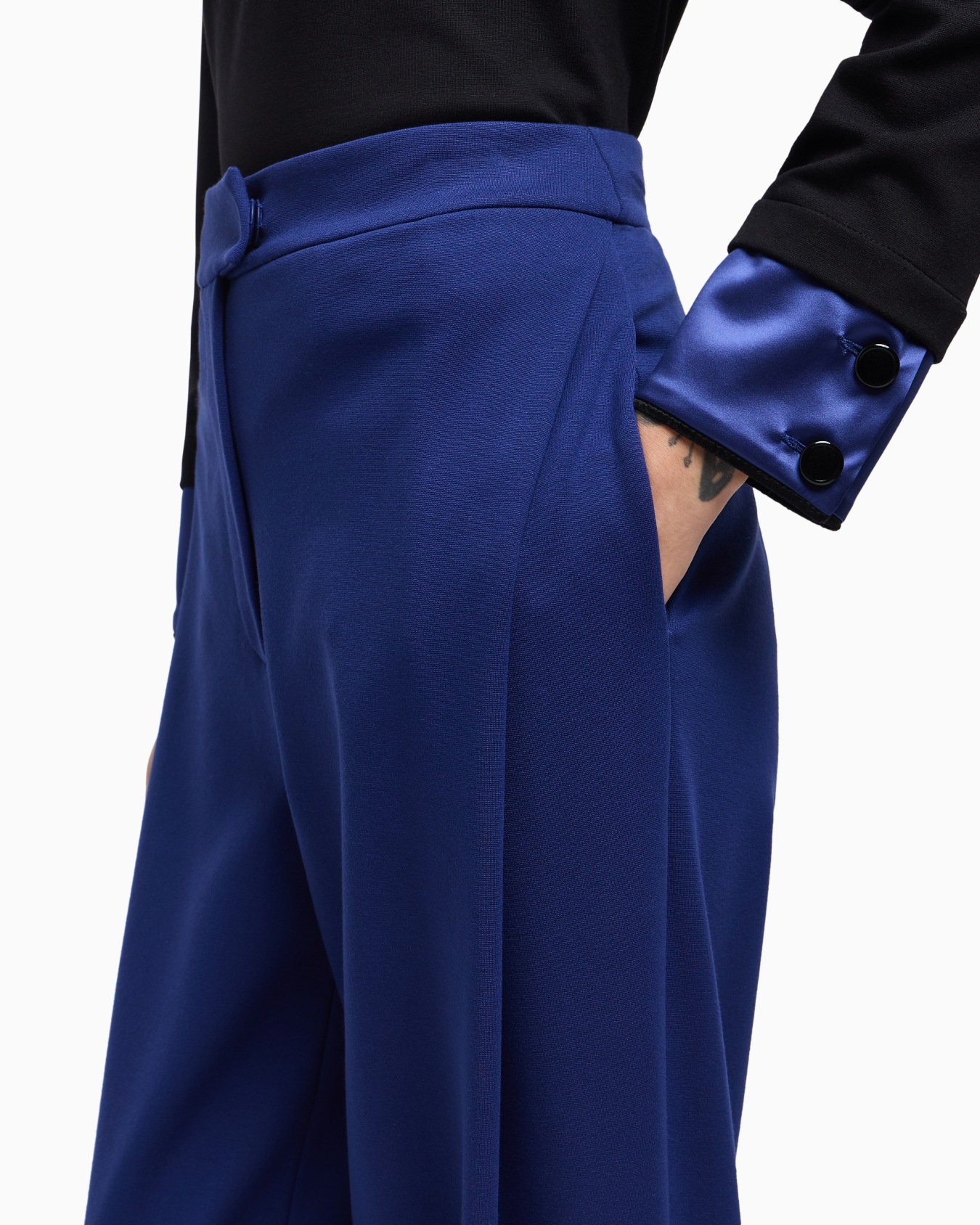 Pantaloni in tessuto punto Milano stretch con piega  Slide 4