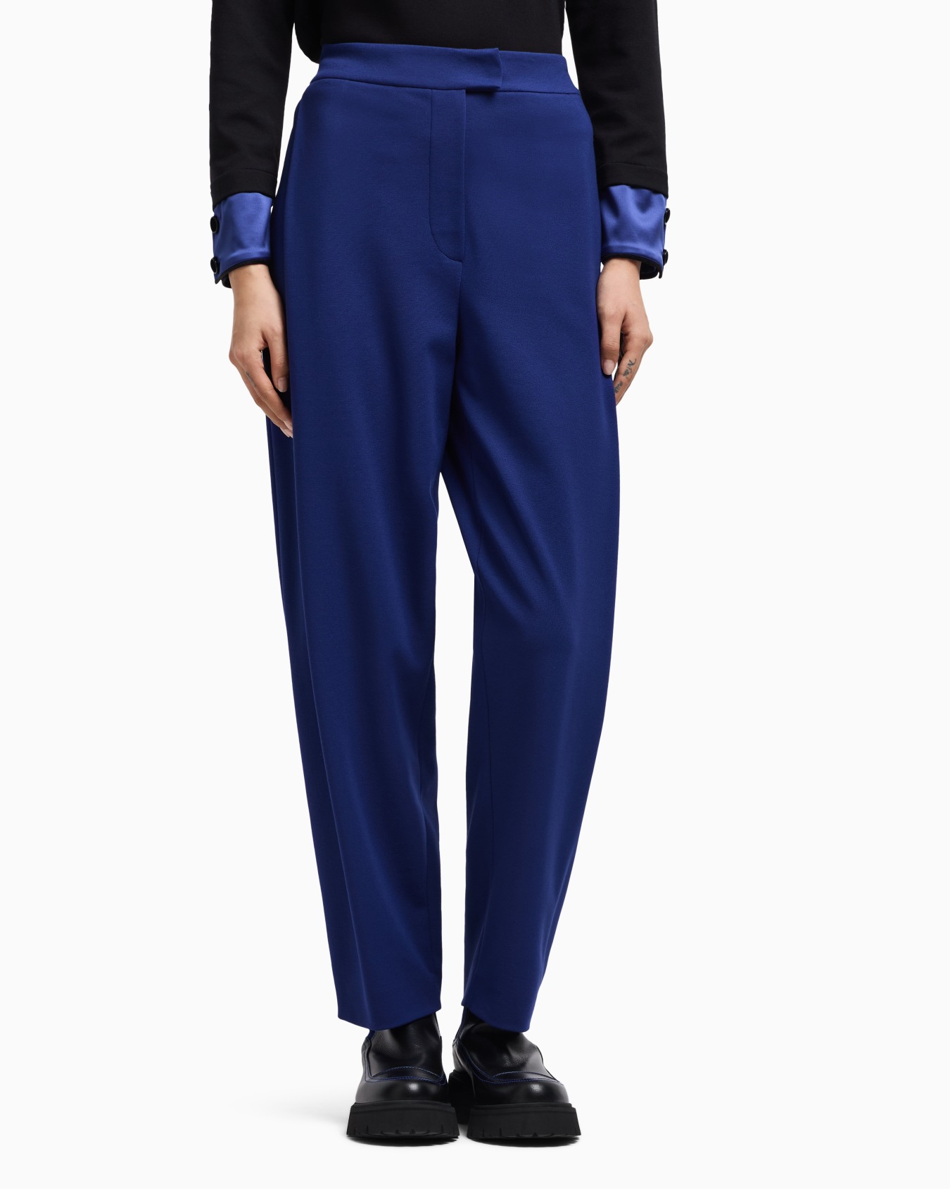 Pantaloni in tessuto punto Milano stretch con piega  Slide 3