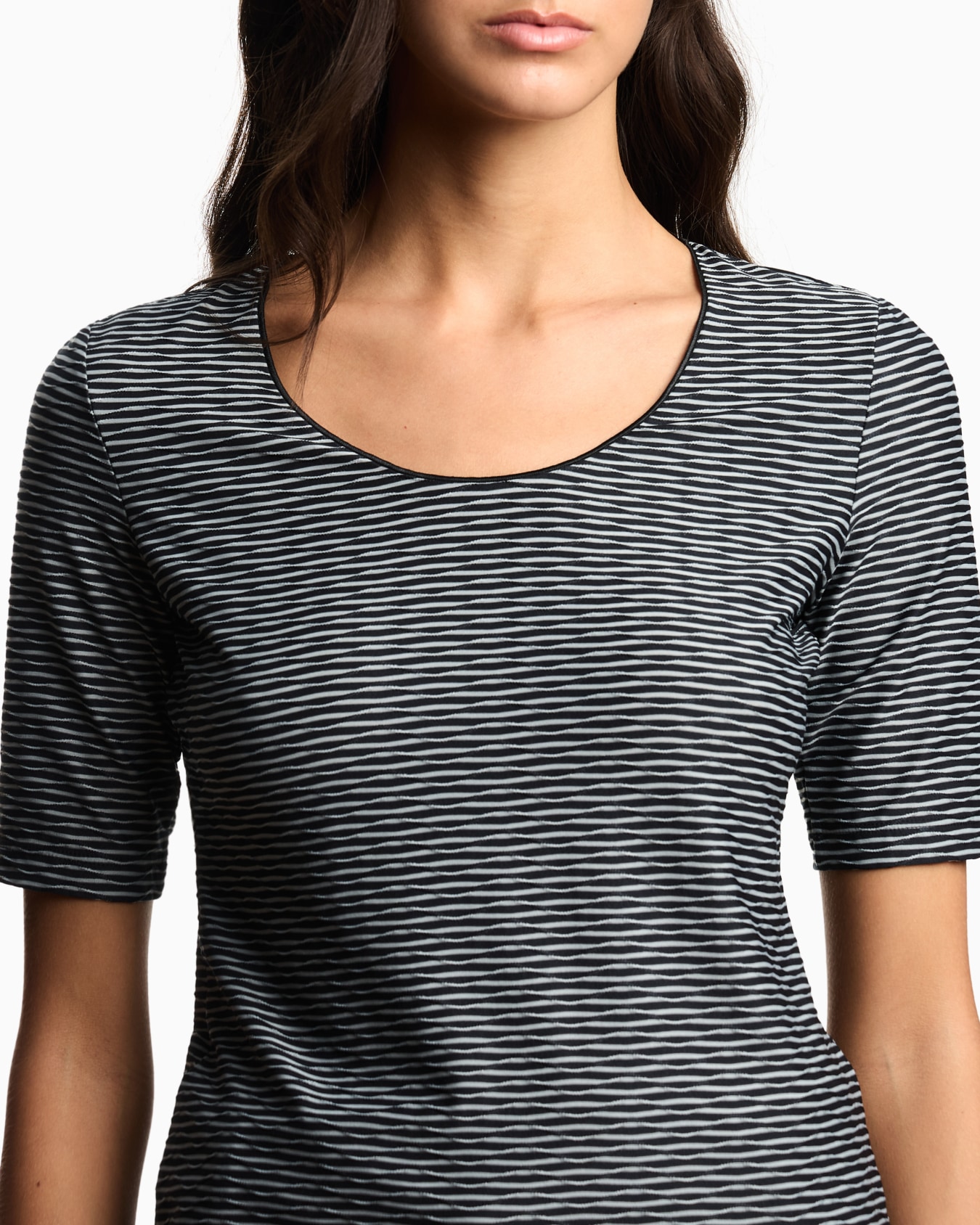 Short-sleeved jumper in two-tone jacquard jersey Slide 4