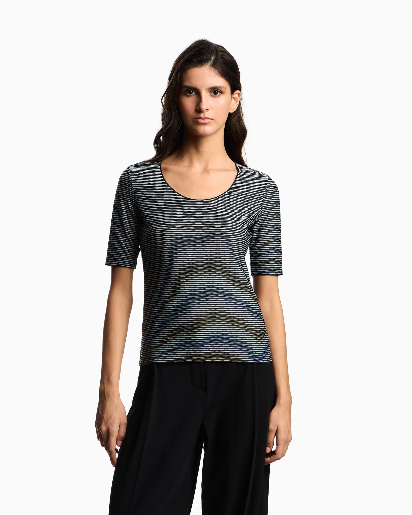 Short-sleeved jumper in two-tone jacquard jersey Slide 3