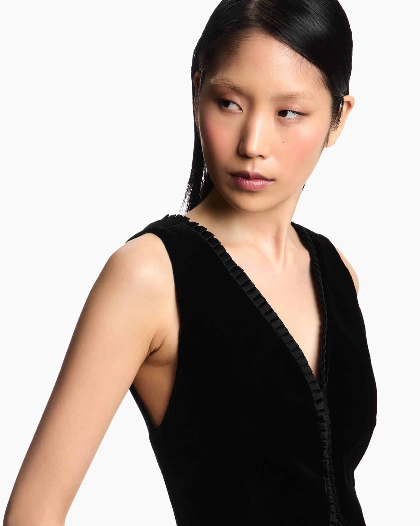 Liquid-velvet V-neck waistcoat Slide 4