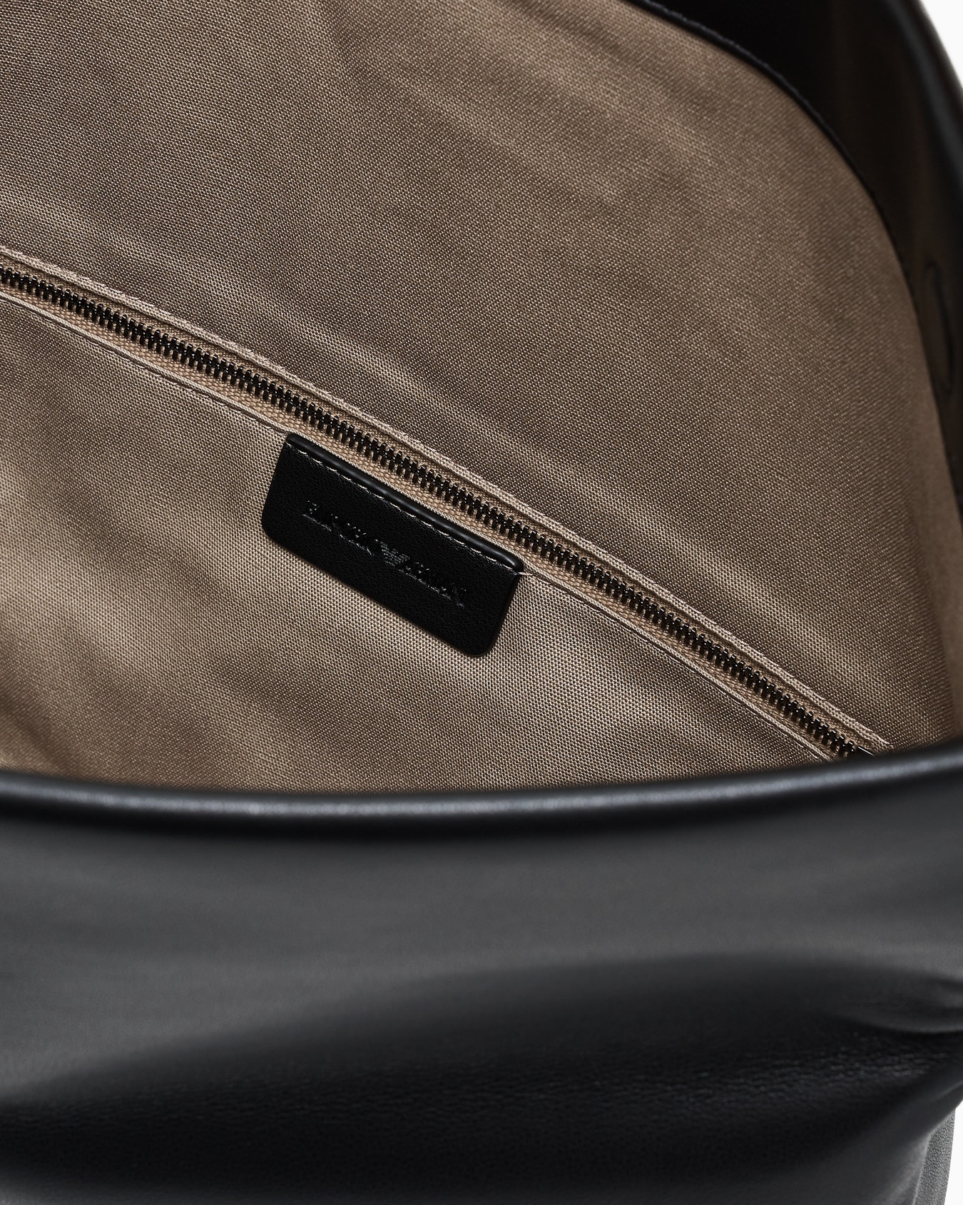 Pochette en cuir Capsule Polygon Diapositive 3