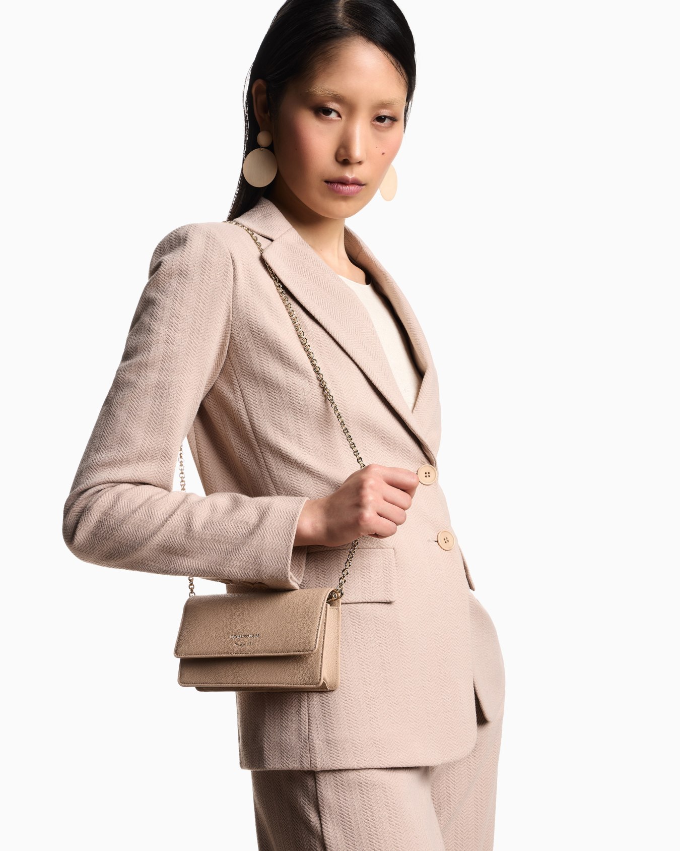 Bag in pelle bottalata con tracolla a catena e patta Slide 5