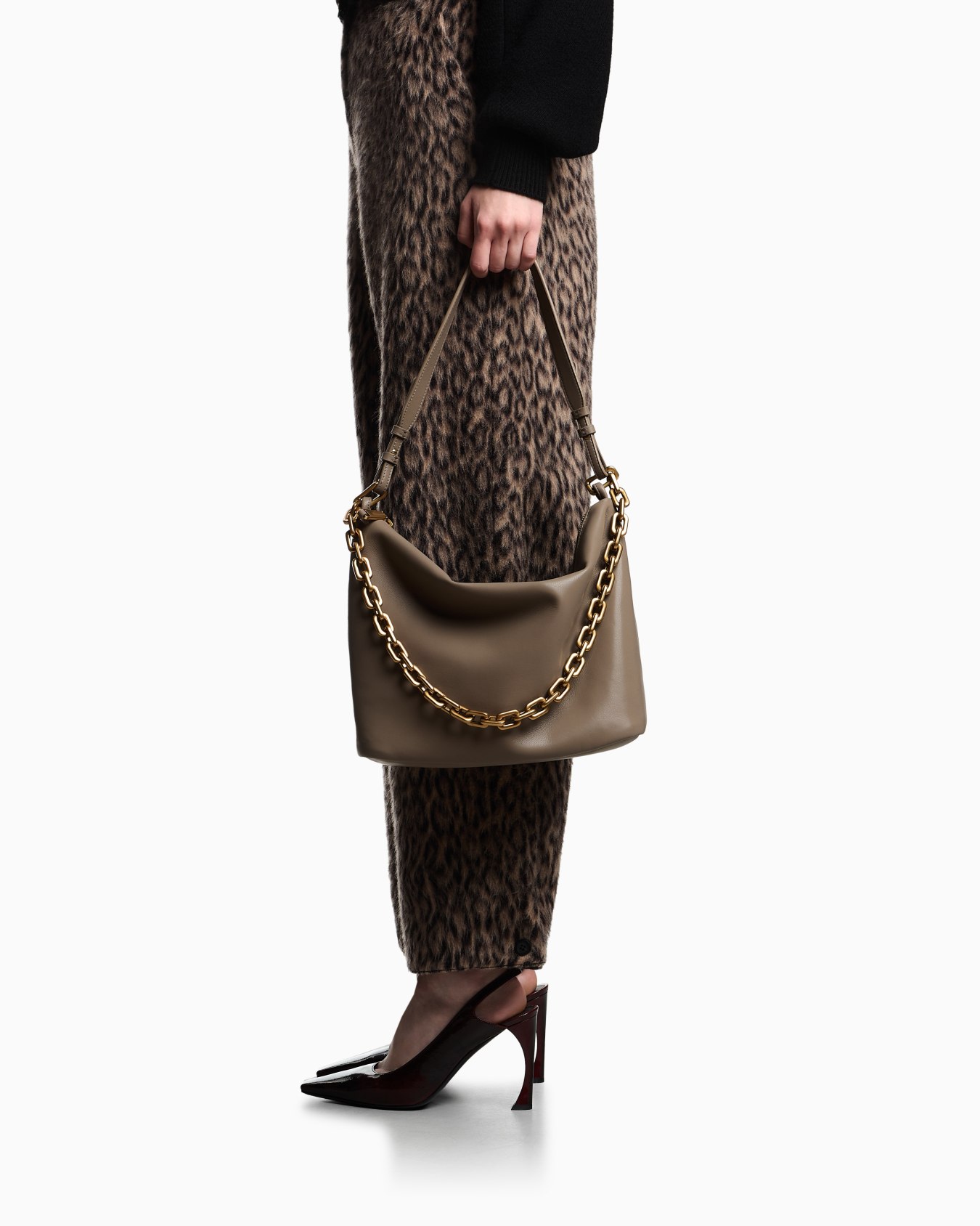 Borsa hobo media in pelle con catena Slide 5