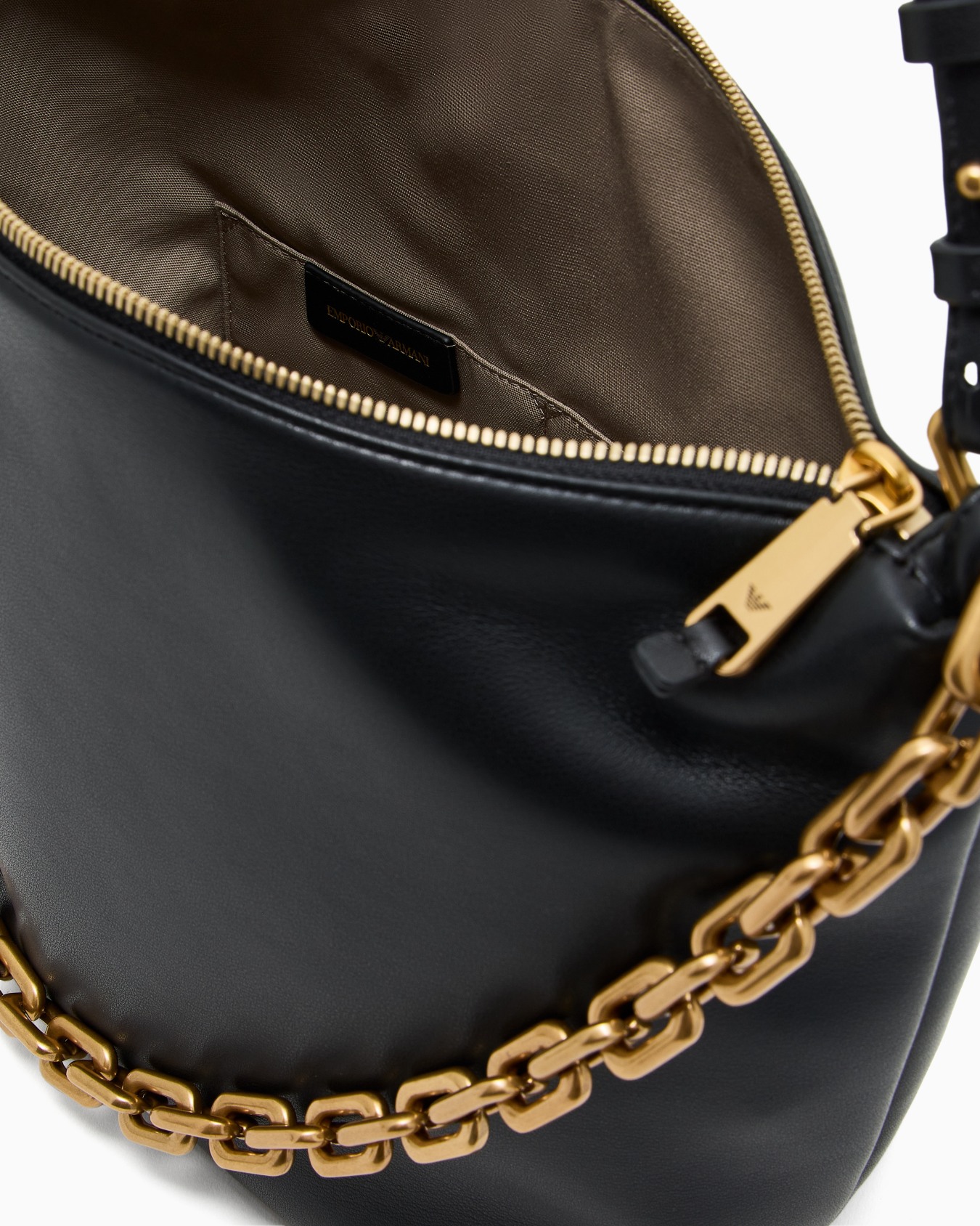 Bolso tipo hobo mediano de piel con cadena Diapositiva 3