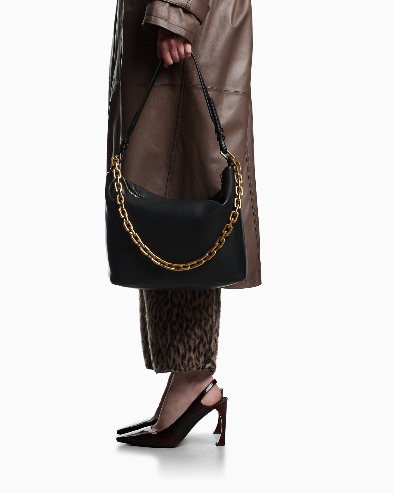 Bolso tipo hobo mediano de piel con cadena Diapositiva 5