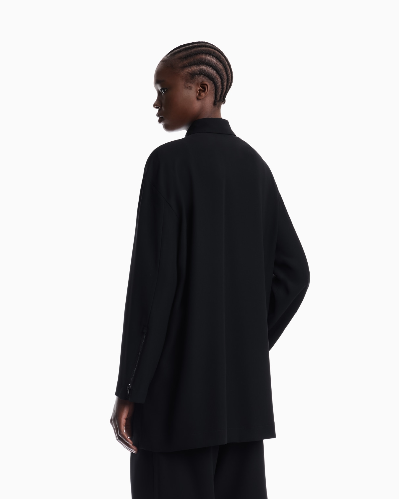 Mantel aus Techno Cady mit asymmetrischer Frontklappe Folie 5