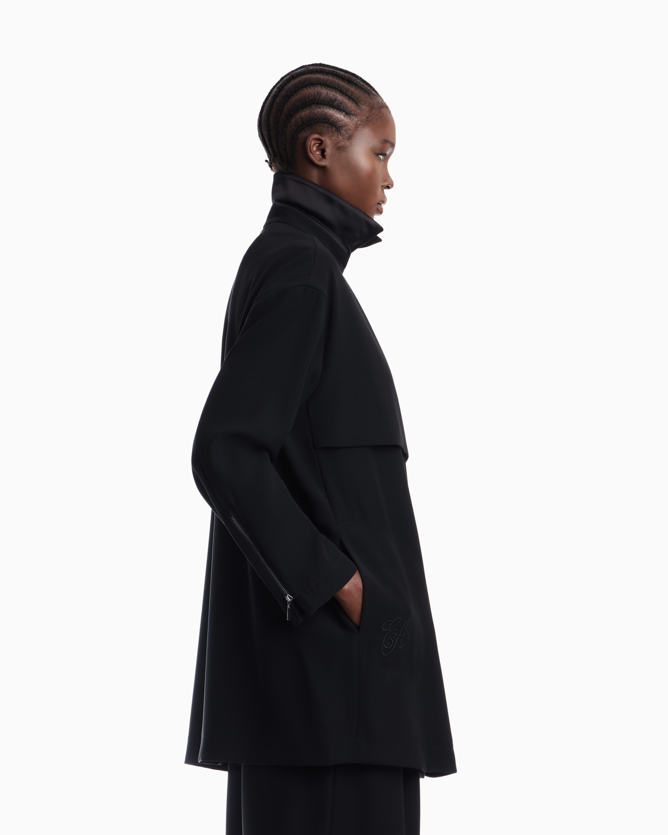 Mantel aus Techno Cady mit asymmetrischer Frontklappe Folie 7