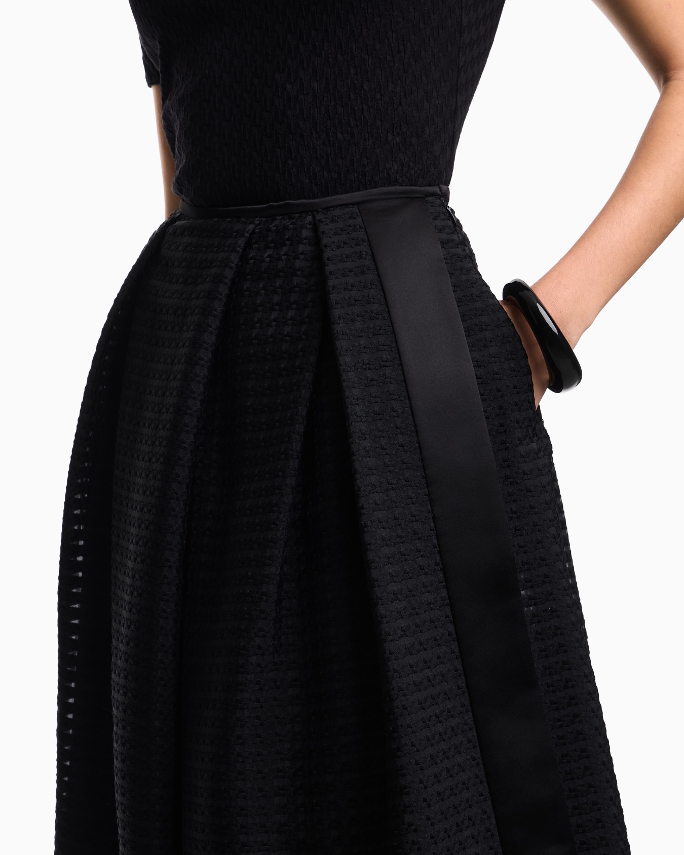 Long skirt in 3D vichy effect jacquard fabric Slide 4