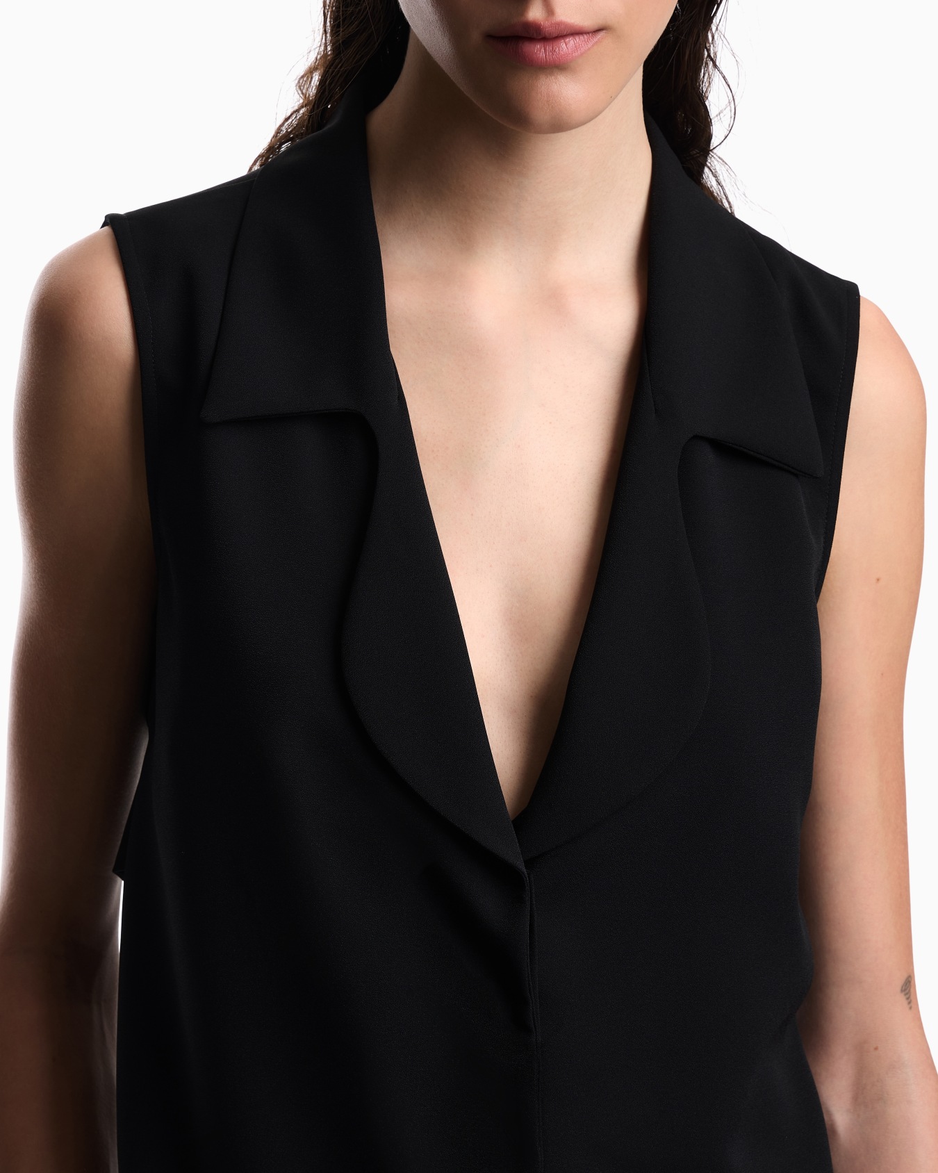 Weste aus fließendem Crêpe mit Revers Folie 4