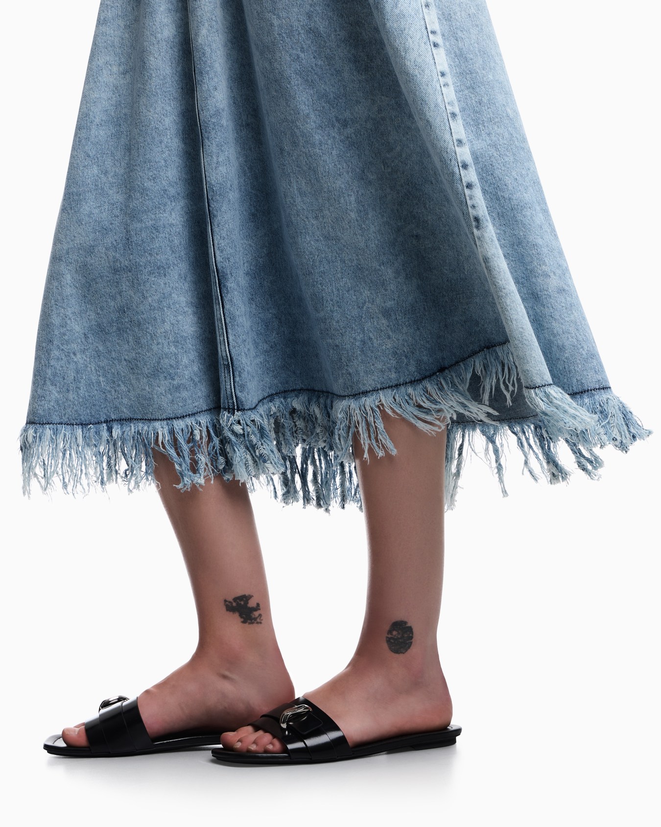 Midi skirt in vintage-look denim with fringes Slide 4