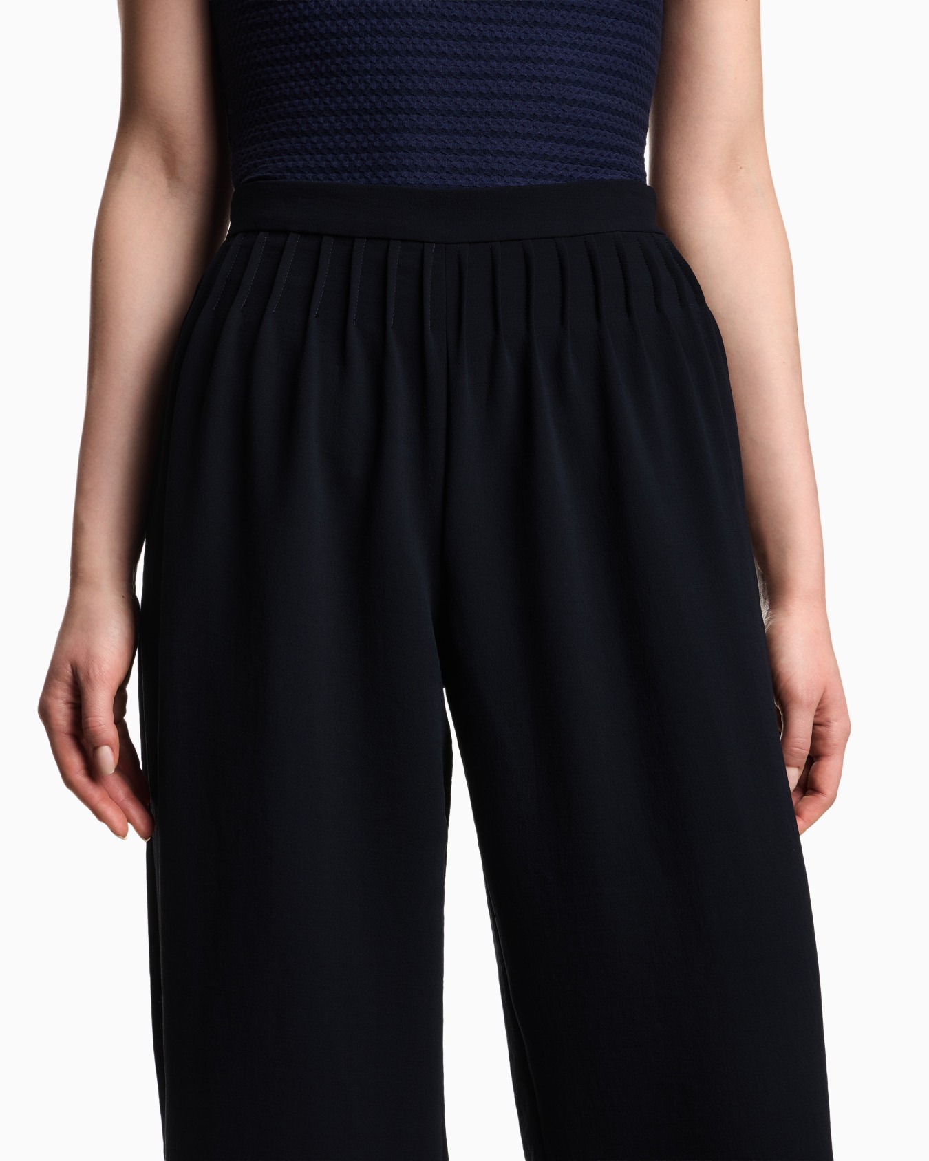 Icon trousers with pleats in washed cady crêpe Slide 4