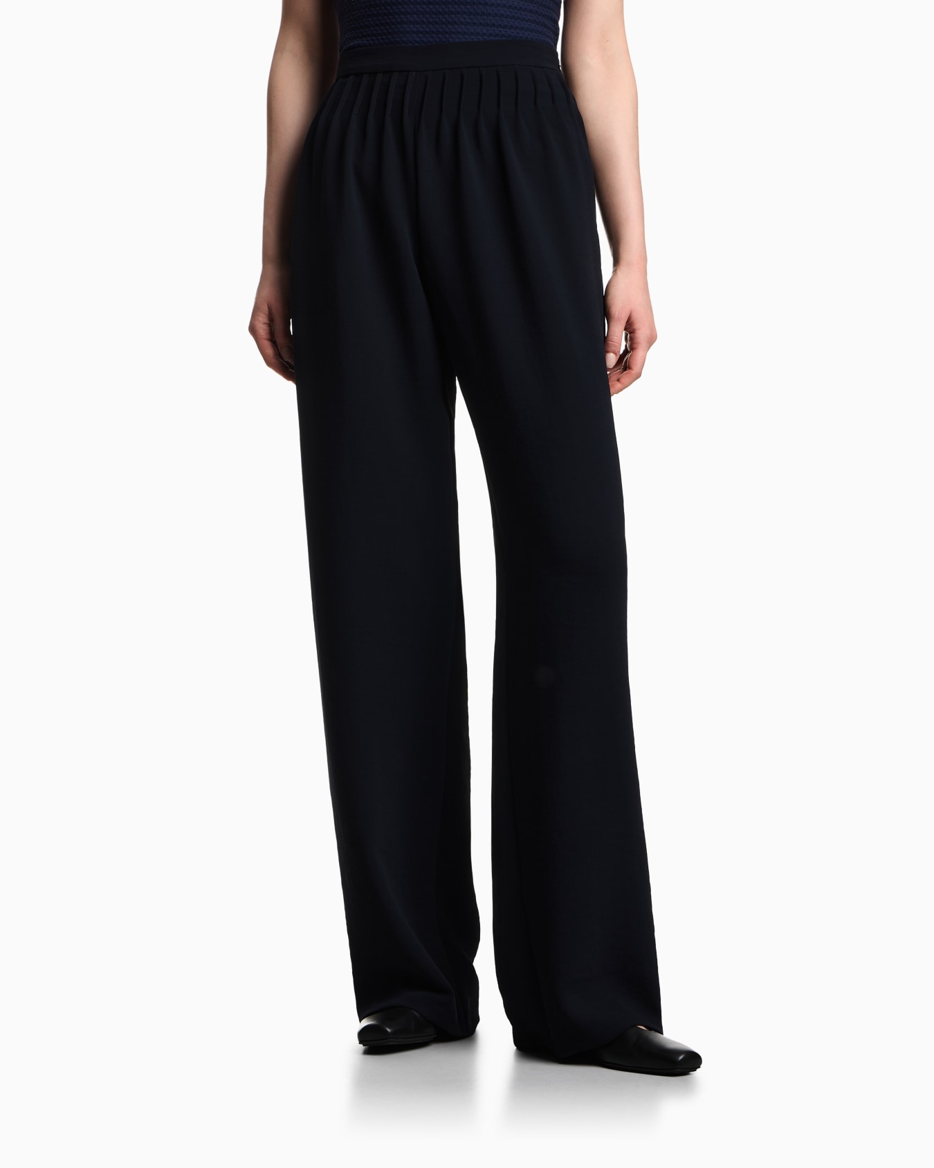 Icon trousers with pleats in washed cady crêpe Slide 3