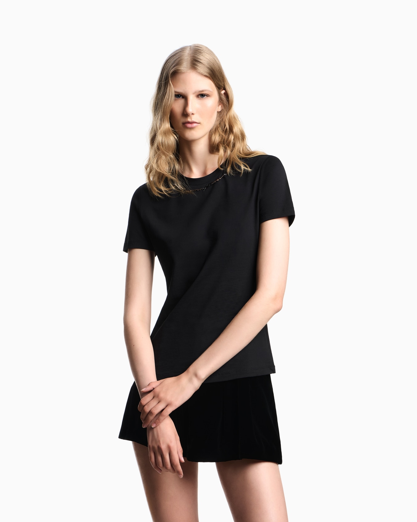 Liquid velvet shorts with pleats Slide 3