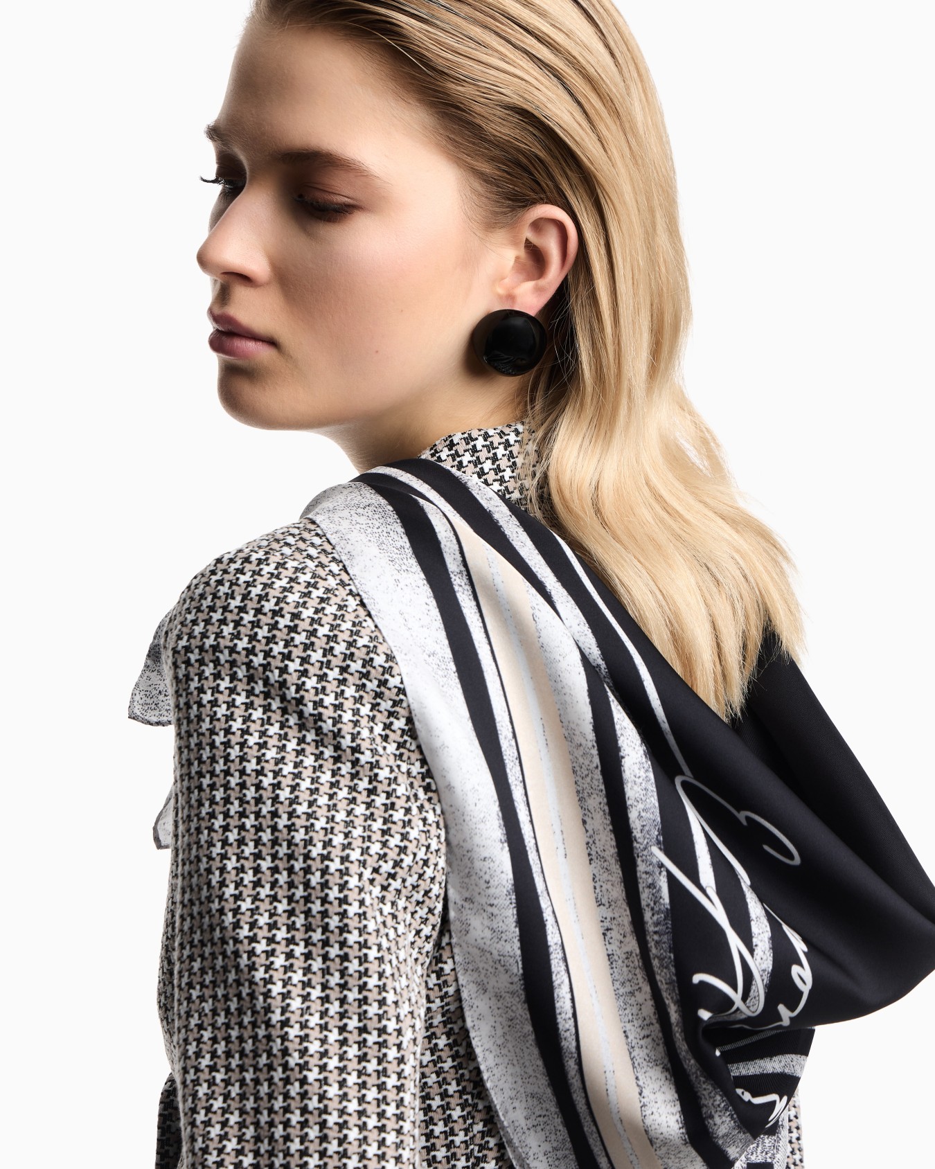 Pure silk foulard with a frame print Slide 2