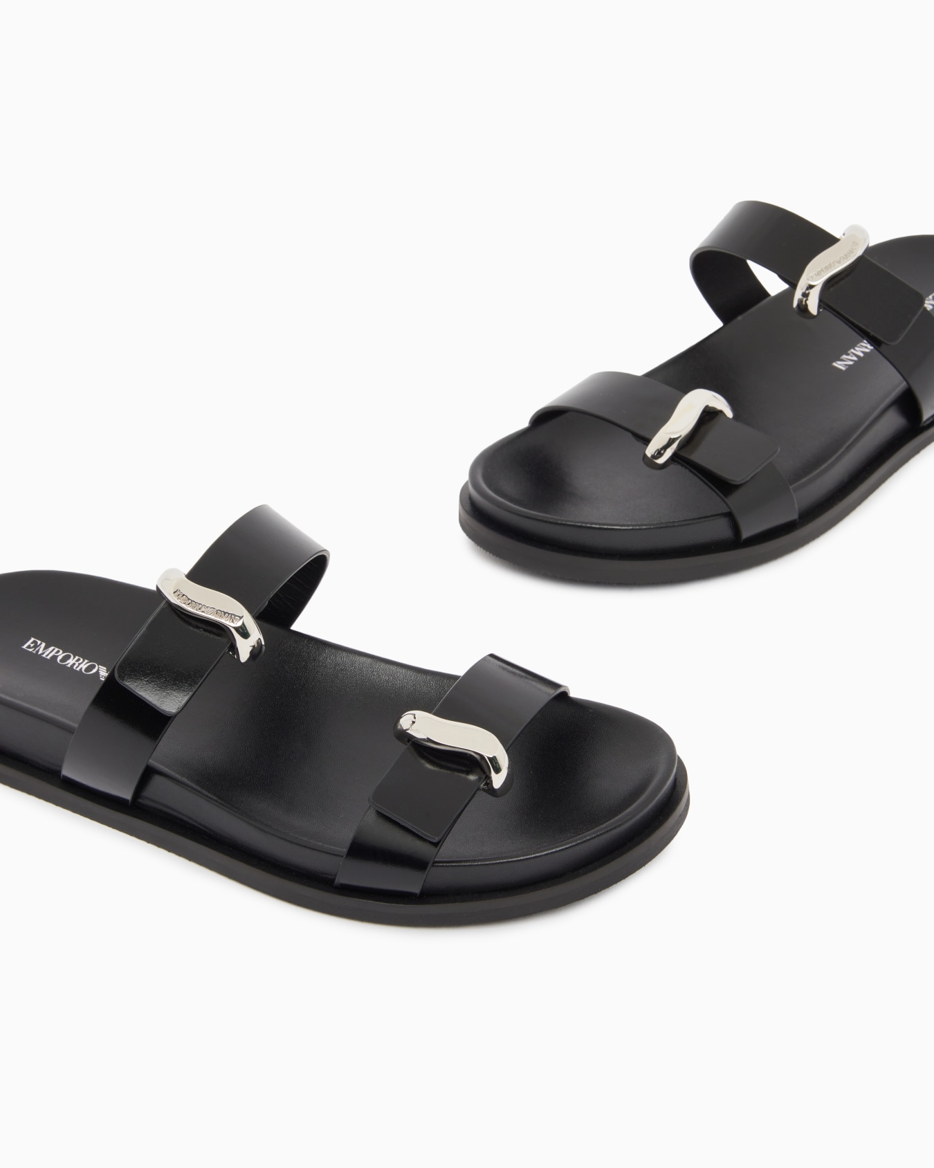 Shiny polished leather sandals Slide 4