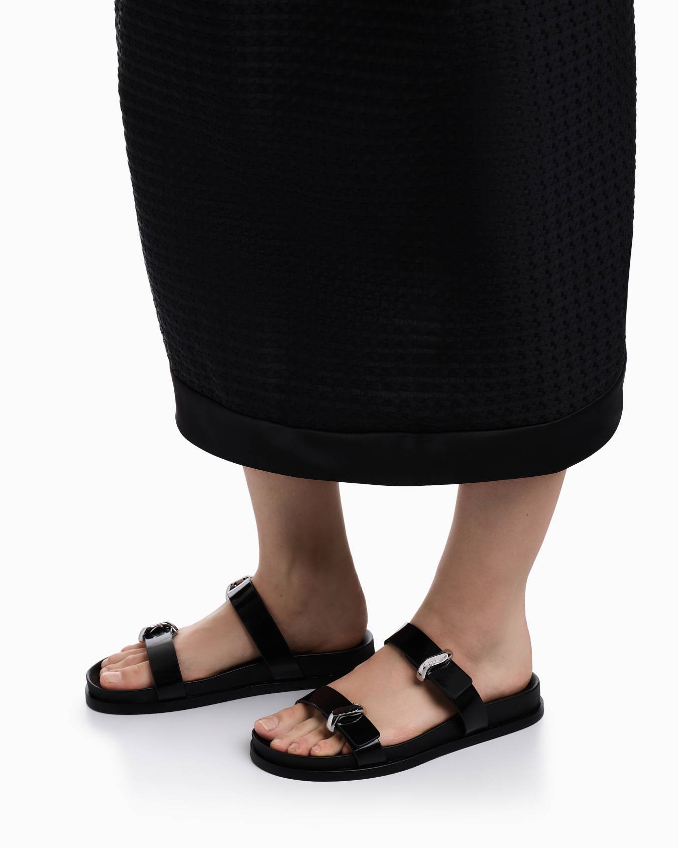 Shiny polished leather sandals Slide 6