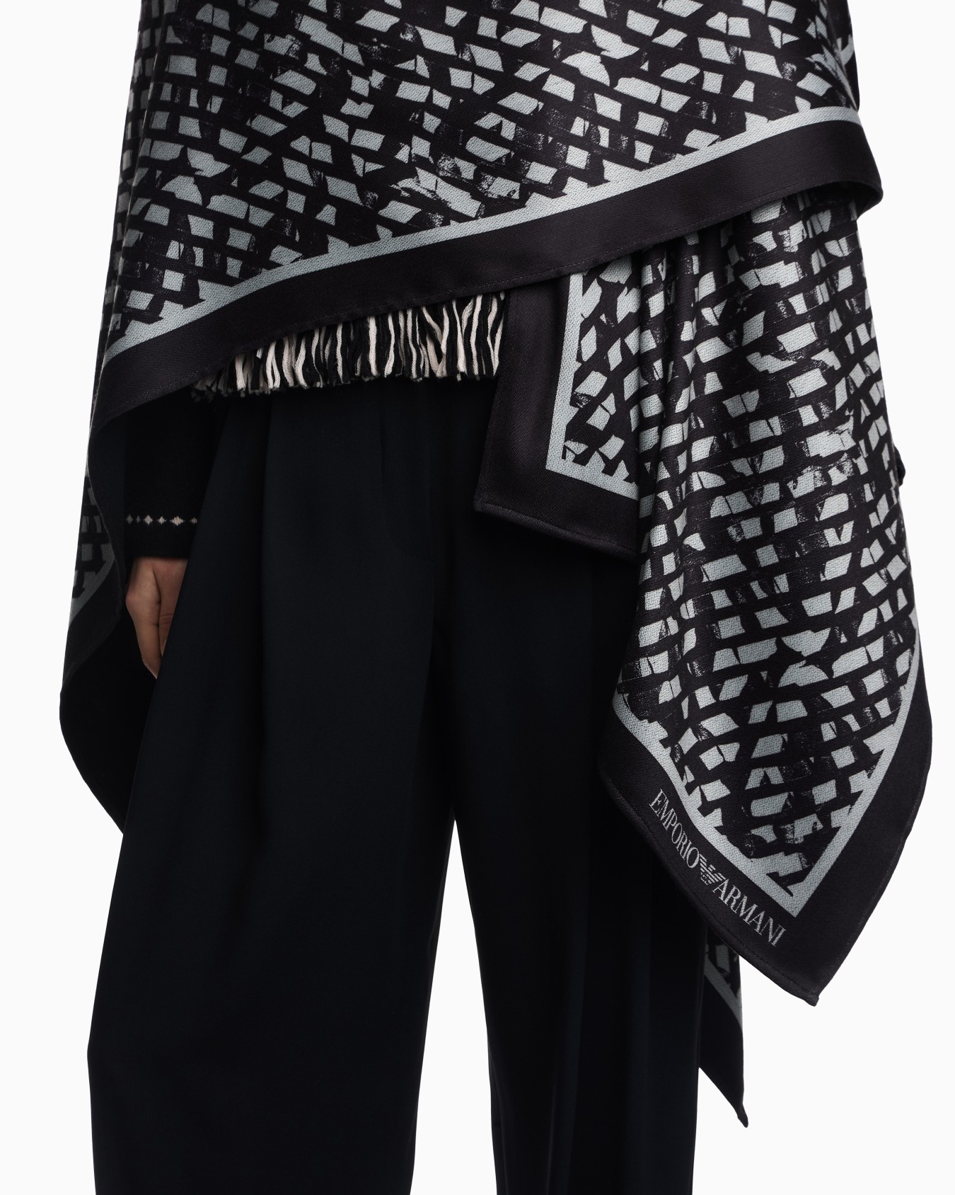 Double-sided jacquard cape Slide 4