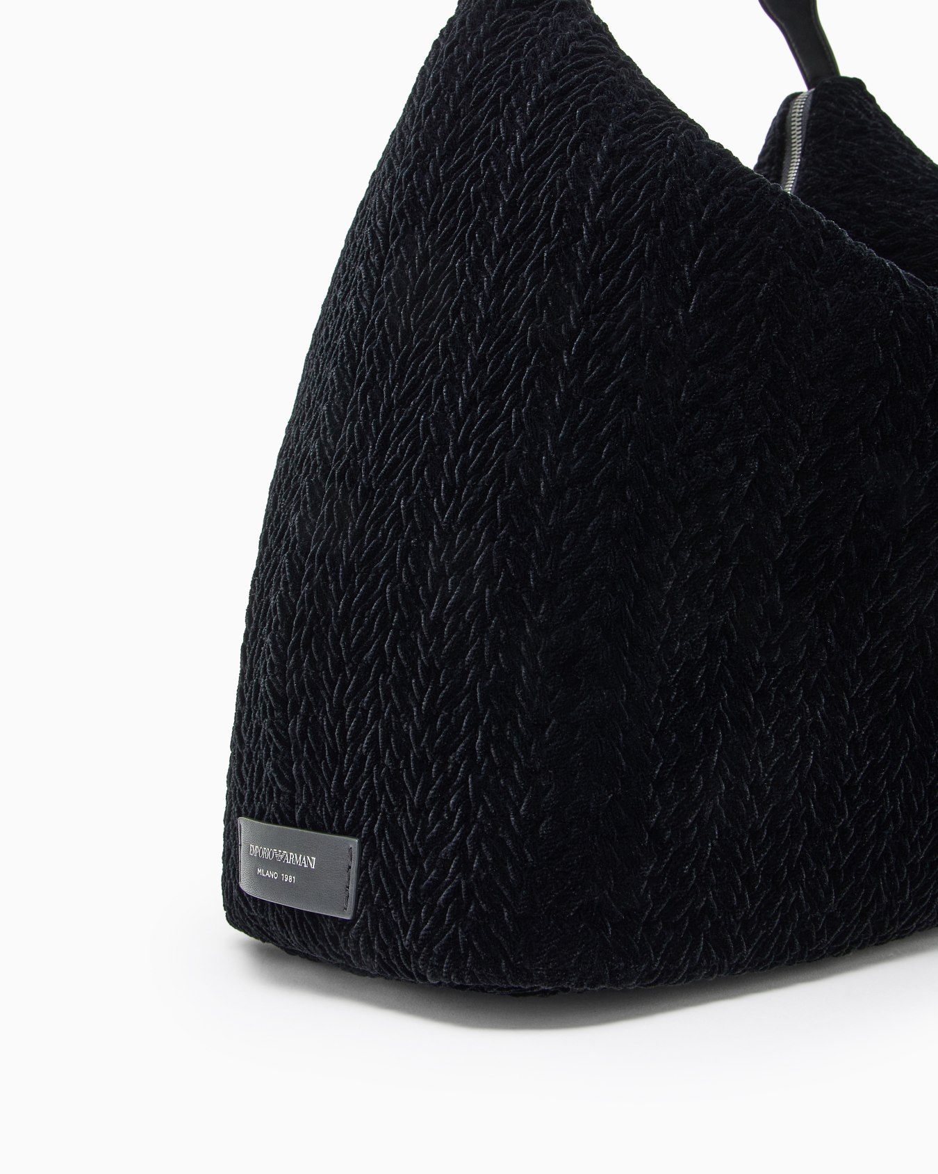 Quilted velvet oversized hobo bag Slide 4