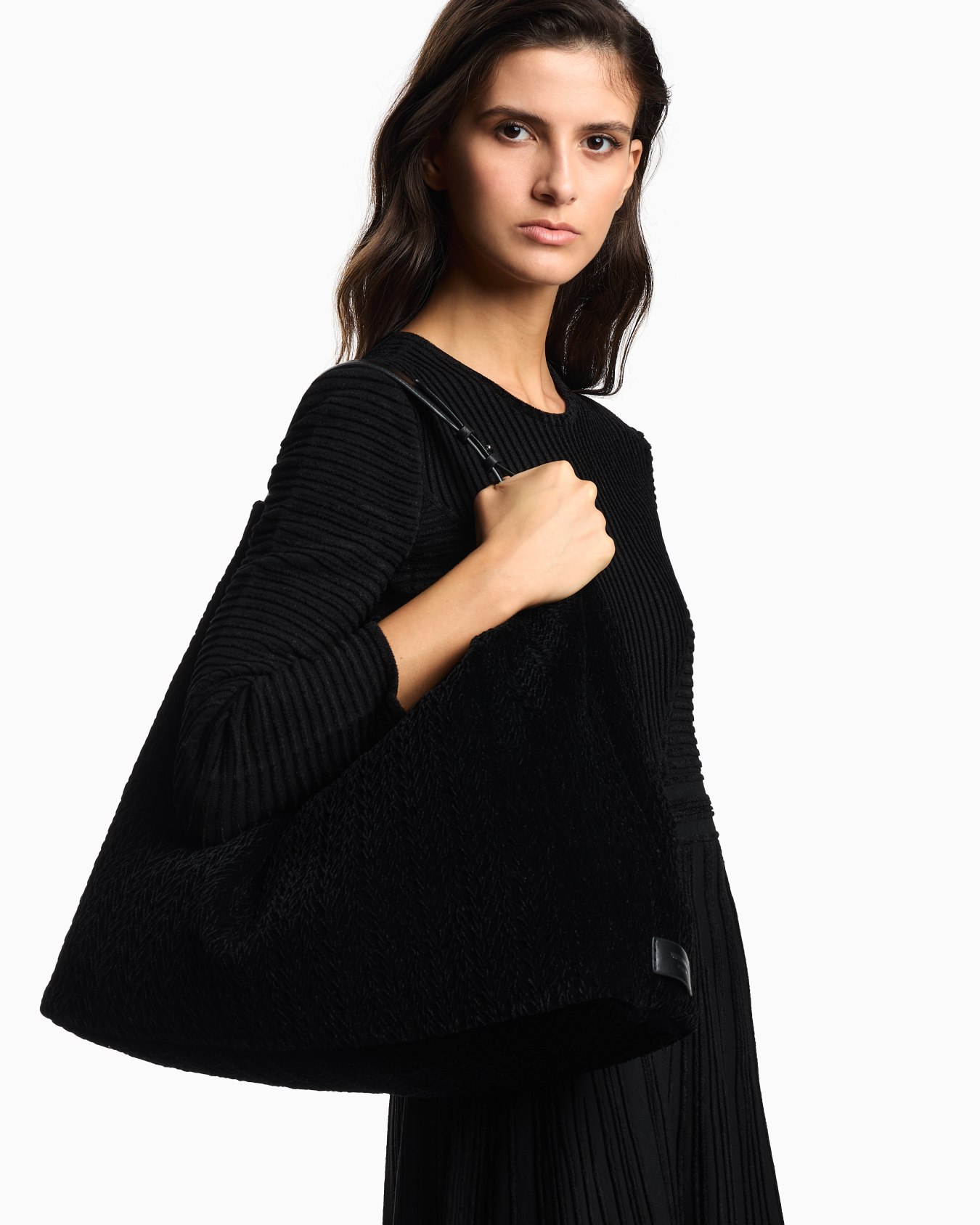 Quilted velvet oversized hobo bag Slide 5
