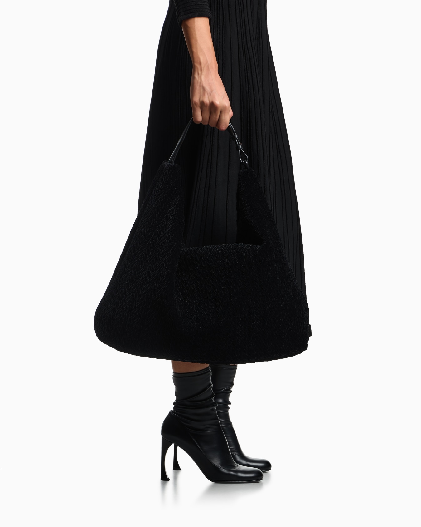 Quilted velvet oversized hobo bag Slide 6