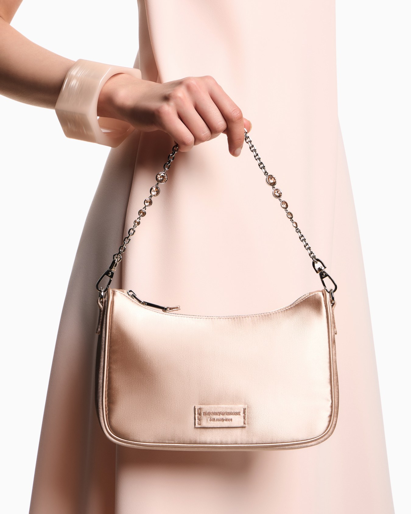 Borsa a spalla in satin con tracolla catena Slide 5